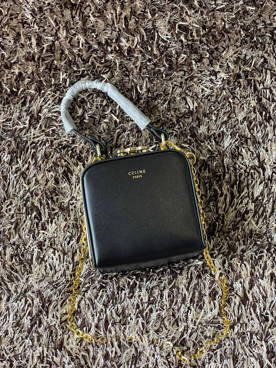 Celine Triomphe Minaudiere สาว ๆ คนไหนไม่เน้นพกของเยอะ แต่ต้องการกระเป๋าที่ให้ความเรียบหรู ดีไซน์เก๋ เหมาะสำหรับดินเนอร์มื้อค่ำ หรือช้อปปิ้งเบาๆ ใบนี้แนะนำเลยคะ เป็นกระเป๋าขนาดกะทัดรัด ถือและสะพายไหล่ได้ ให้ความคล่องตัว นับว่าเป็นอีกหนึ่งแอสเซสเซอรี่ที่น่