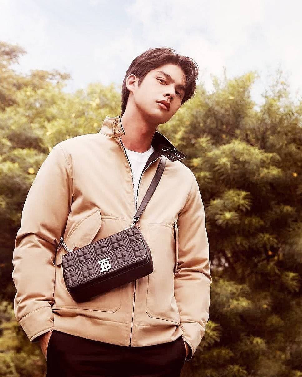 Rare items! รุ่นนี้ที่รอคอย BURBERRY FRAGRANCES QUITED LAMBSKIN BAG หนังแท้ Lambskin นิ่มสวยหรูดูดี เปิดปิดด้วยฝาปิดสัญลักษณ์รูปตัวB ภายในโล่งกว้าง ใส่มือถือ กระเป๋าสตางค์ได้ มาพร้อมสายสะพายโซ่ทองต่อหนังรองบ่าสามารถซ้อนสายสั้นสะพายไหล่ได้ หรือใช้สายยาว Cr