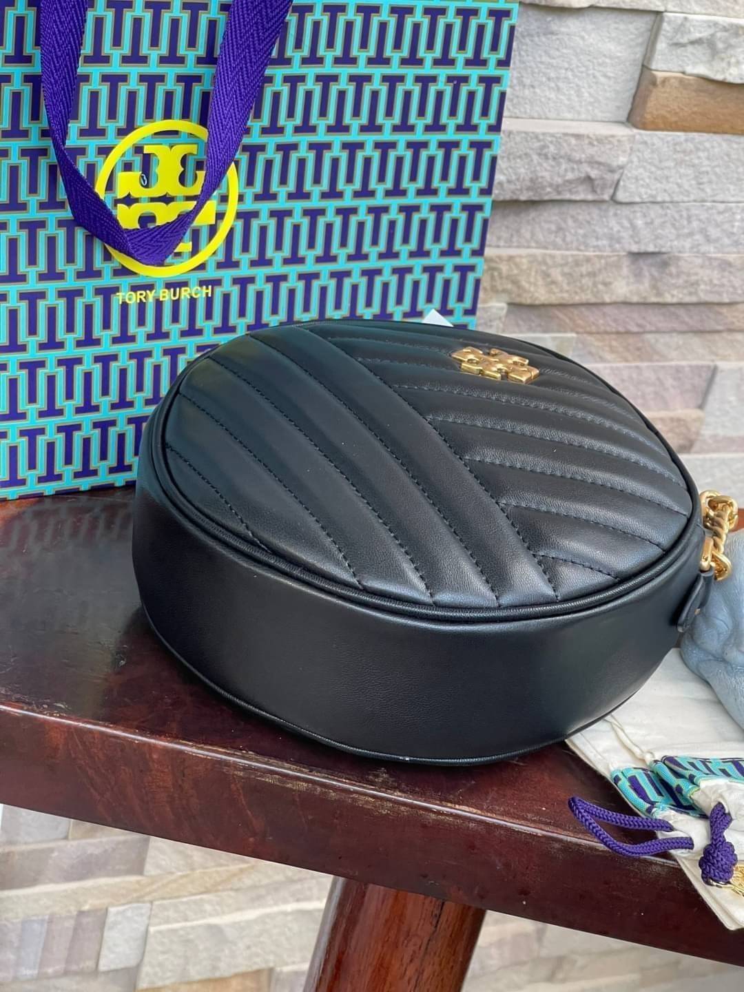 Tory burch Kira Cheron Circle Crossbody กระเป๋าสะพายคาดลำตัวรุ่นนี้โดดเด่นด้วยรูปทรงกลมสุดชิค ขนาดกะทัดรัด พร้อมด้วยหนังกระเป๋าที่ทำจากหนังแท้คุณภาพดี เพราะ Kira Chevron เป็นรุ่นที่ตอบโจทย์และครองใจสาว ๆ ได้อย่างแท้จริง เนื่องจากมีดีไซน์เรียบหรู โดยทางแบร