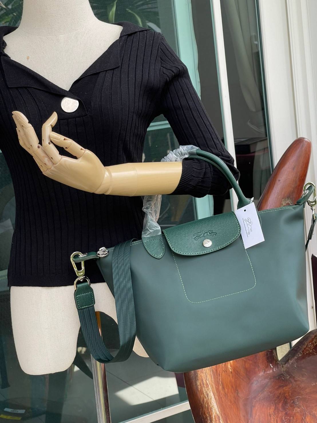 Longchamp Le Pliage Neo Size S มาพบกับกระเป๋ารุ่นยอดนิยม ที่สาวๆ ต้องมีไว้เก็บไว้สักใบ กระเป๋าโท้ทใบนี้ มาพร้อมกับสีที่มีสไตล์เรียบง่าย มีสายสะพายยาวช่วยให้คุณสามารถสะพายไหล่ได้อย่างสบาย ในขณะที่ที่ปิดแบบซิปช่วยให้คุณมั่นใจได้ว่าของด้านในมีความปลอดภัย Le 