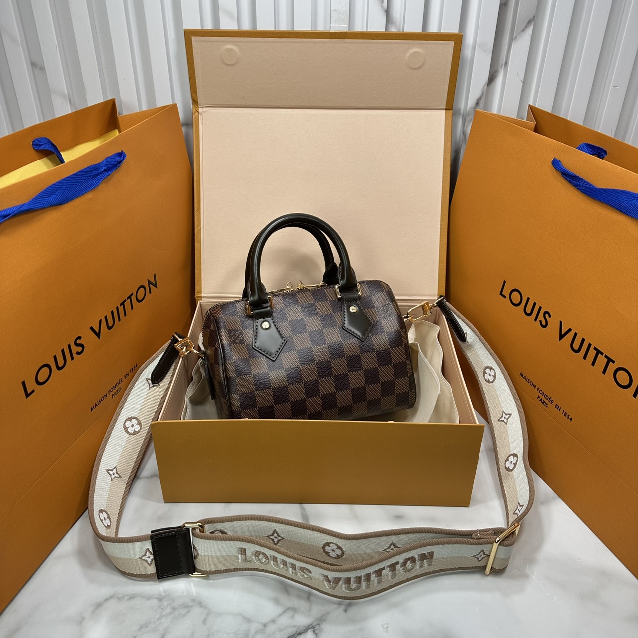 ORI หนังแท้ | LV Speedy 20 Bandoulière Damier Ebene กระเป๋าทรงหมอนสปีดี้แคนวาสคลาสสิกไซส์เล็ก พร้อมสายสะพายผ้าสปอร์ต รุ่นท็อปฮิตในตำนาน สวยงามตลอดกาล แต่งขอบหนังสีน้ำตาล Chocolate ไลฟ์สไตล์แอคทีฟคล่องตัว