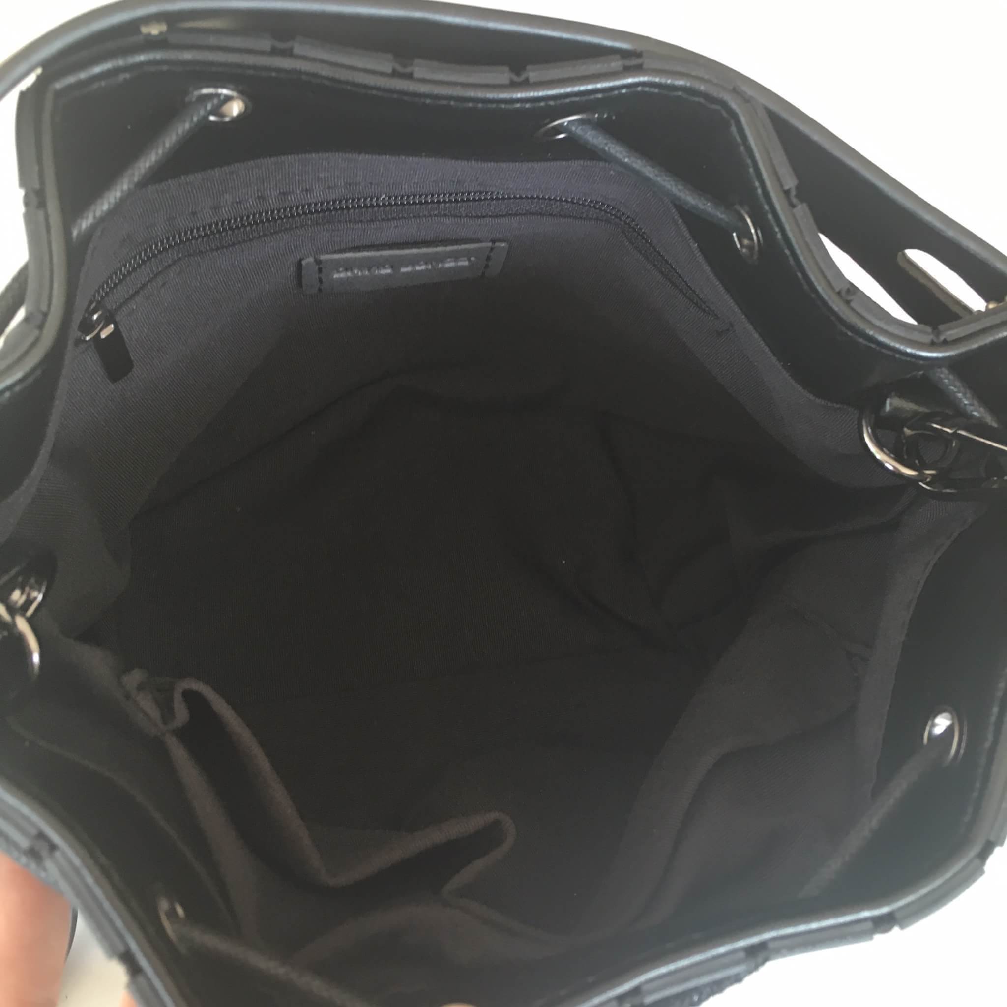 ทรงขายดี น่ารักมาก David Jones Bucket Leather (bag) กระเป๋าสะพายข้างดีไซน์เกร๋มาก สีดำสวยมาก #chic รุ่นนี้ รูปแบบน่ารัก แอบเก๋ด้วยดีไซด์ของตัวกระเป๋า และที่มัดสายกระเป๋า ภายในมีช่องเก็บของจุกจิกได้ #ฟรีพวงกุญแจน้องกระต่ายสุดน่ารัก #มีถุงผ้าแบรนด์ให้คะ #ใบ