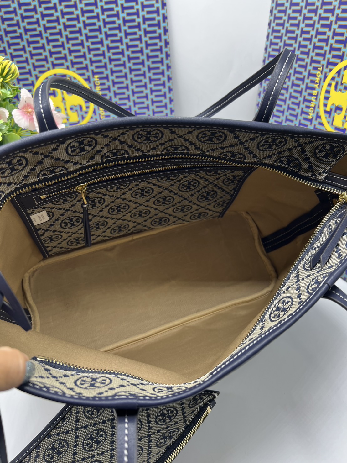 ORI หนังแท้ | Tory Burch T Monogram zip tote bag กระเป๋าทรงโท้ทใบใหญ่ทรงกว้างพร้อมใบเล็กเข้าเซ็ท งานผ้าแจ็คการ์ดตัดขอบหนัง เดอะเบสท์ เซลเลอร์!! ที่สุดของไอเท็มยอดฮิตติดอันดับ ขายดี ขายได้ตลอด ลายโมโนแกรมสุดคลาสสิค สาวๆว่าต้องมีติดบ้านจริงๆน้า