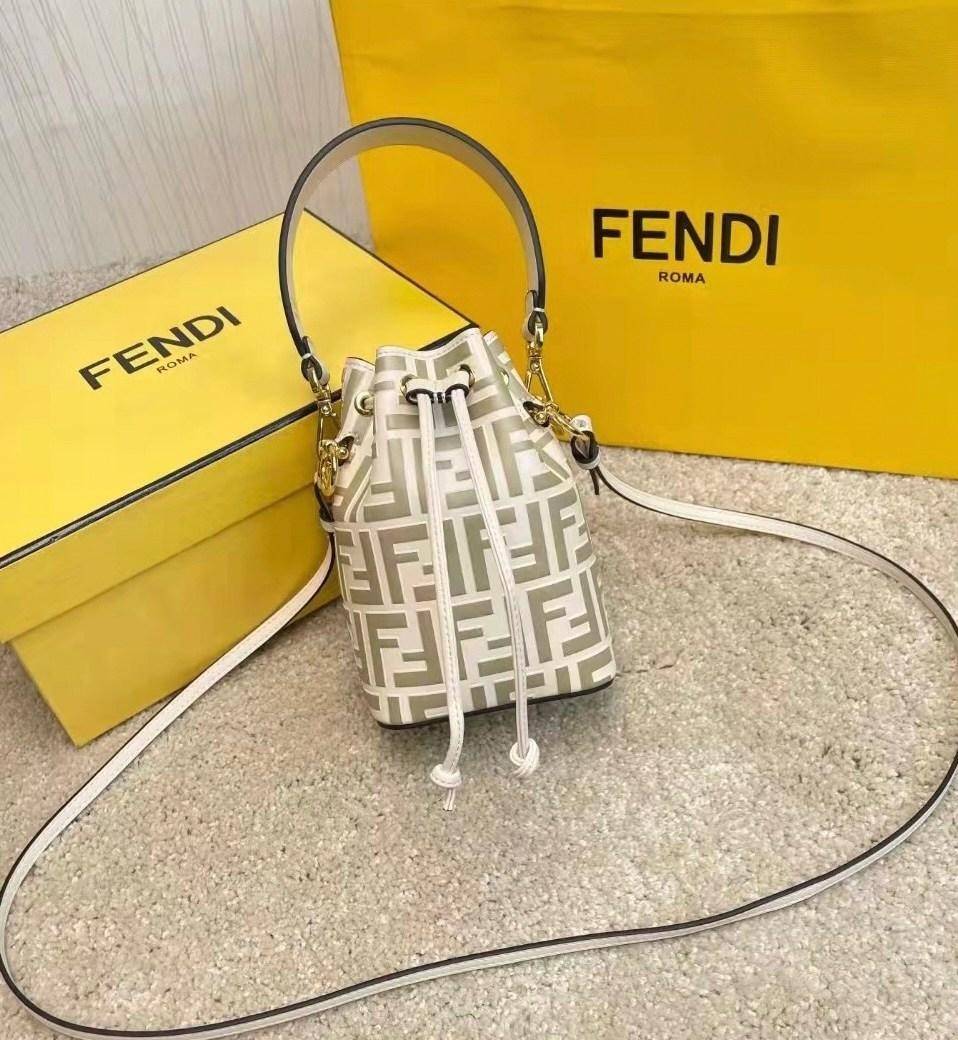 Fendi MonTresor mini Bucket Bag กระเป๋าถือหรือสะพายข้าง วัสดุหนังแท้หนังแข็ง ทรงขนมจีบ ลายแบรนด์ อะไหล่ทองหรูหรา จุของได้เยอะ น้ำหนักเบา ตั้งอยู่ทรง ด้านในโล่ง มี2สาย สายสั้น+ยาว ถอดสายได้ Crossbody ได้ สายยาวปรับระดับได้ คุ้มสุดๆ ใบนี้ไม่ควรพลาดค่ะ ดาราเ