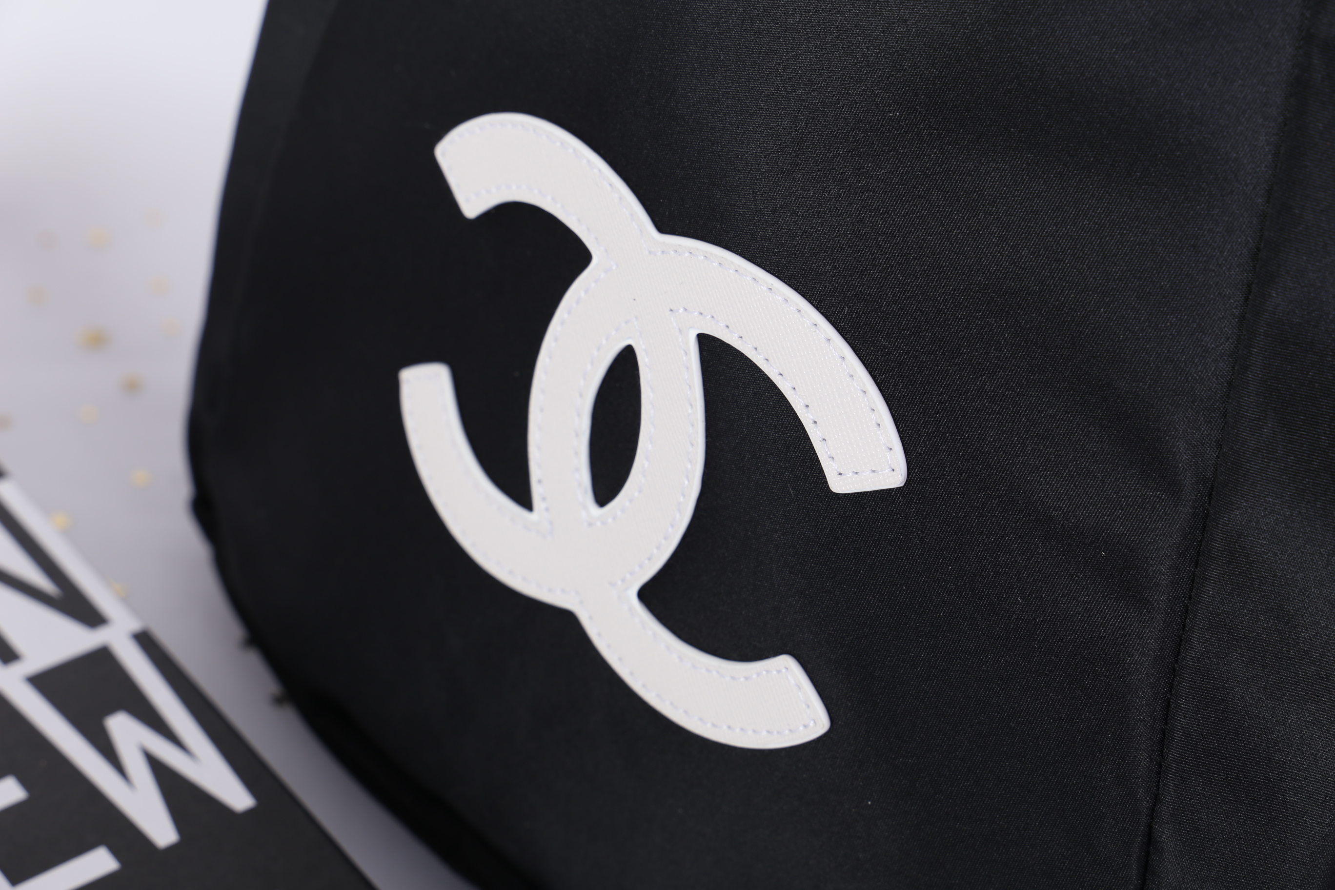 CHANEL VIP GIFT NYLON BACKPACK กระเป๋าเป้ Limited Edition VIP Gift With Purchase (GWP) ของเเท้จาก Chanel Perfumes Counter วัสดุ NYLON เนื้อหนาสีดำตัดโลโก้แบรนด์สีขาว เปิดปิดด้วยซิป หัวซิปแบรนด์ ขนาดกำลังดี น้ำหนักเบา กันนำ้ดูแลรักษาทำความสะอาดง่าย มีหูหิ้