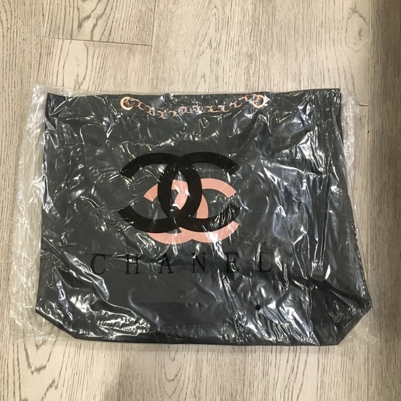 Chanel Black Mesh Tote Bag with Chanel Ribbon กระเป๋าแบรนด์ชาแนล ทำจาก 100% Polyester Mesh รุ่นนี้ สายสะพายโซ่สี rose gold ตัดกับหนัง เพิ่มความหรูหรา น่าใช้ อะไหล่ทุกจุดปั๊มแบรนด์ มาพร้อมริ้บบิ้น Chanel เพื่มดีเทล กระเป๋าด้านหนึ่งสกรีนชื่อแบรนด์ Chanel อี