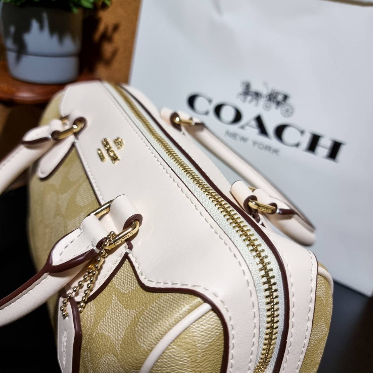 ของแท้ 💯% 】COACH F32203 MINI BENNETT SATCHEL IN SIGNATURE CANVAS กลับมาอีกครั้ง!! กับกระเป๋าทรงหมอนยอดฮิต 🥳 มีกี่สีก็ขายหมด วัสดุหนังแคนวาสเคลือบลาย ทรงสวยใช้งานได้ทุกโอกาส