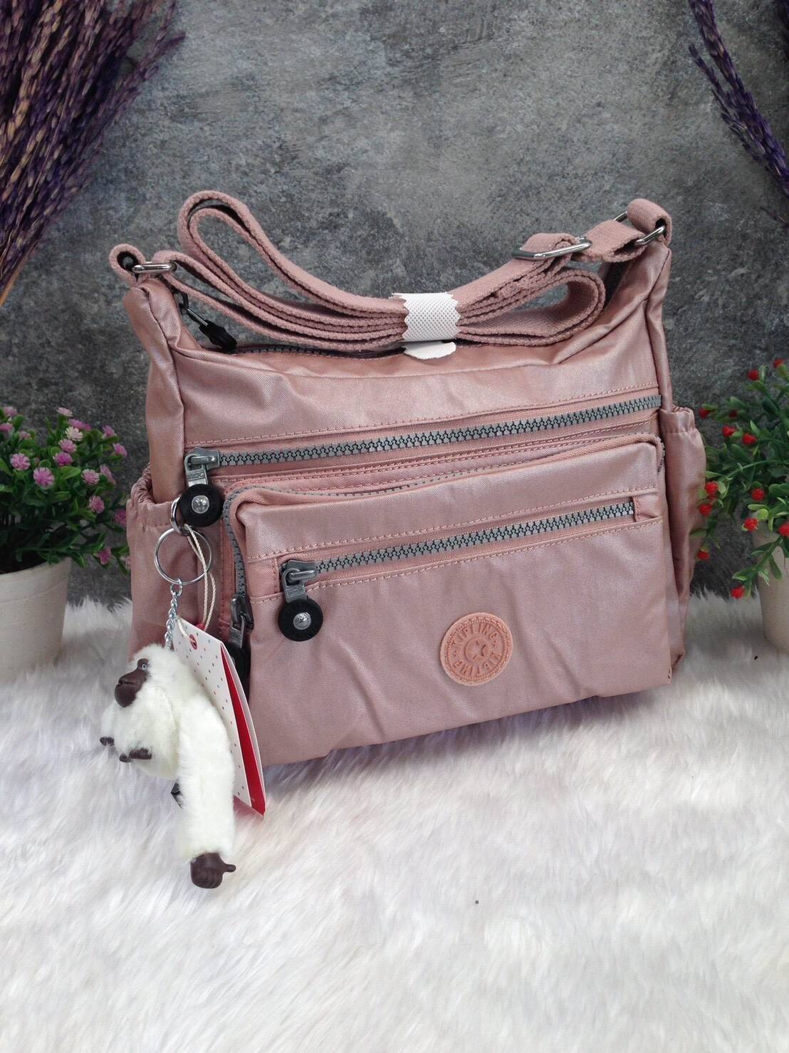 KIPLING Shoulder Bag (K25511) Outlet Hongkong กระเป๋าสะพาย วัสดุ nylon คุณภาพดี กันน้ำ ตามแบบฉบับแบรนด์ แบ่งเป็นช่องซิป 5 ช่อง สามารถใส่ไอแพด กระเป๋าสตางค์ใบยาว และมือถือได้ทุกรุ่นค่ะ จุคุ้มมากๆ น้ำหนักเบา สายสะพายปรับได้ จะสะพายไหล่ หรือ crossbody ได้สบา