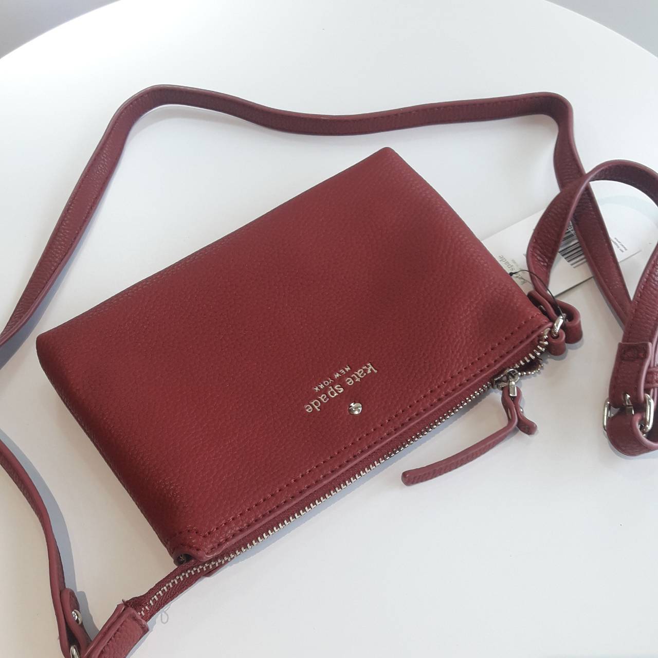 KATE SPADE NEW YORK กระเป๋าสะพายขนาดเล็ก หนังนิ๊มนิ่ม เปิดปิดด้วยซิป มีที่จับหนังเก็ๆ ด้านในมีช่องซิป+ช่องใส่ของจุกจิก ใส่กปต.สั้น + มือถือได้ทุกรุ่น น้ำหนักเบา สายพะพายปรับได้แบบเข็มขัด สะพายชิวๆ Minimal look น่ารักมากๆค่ะ