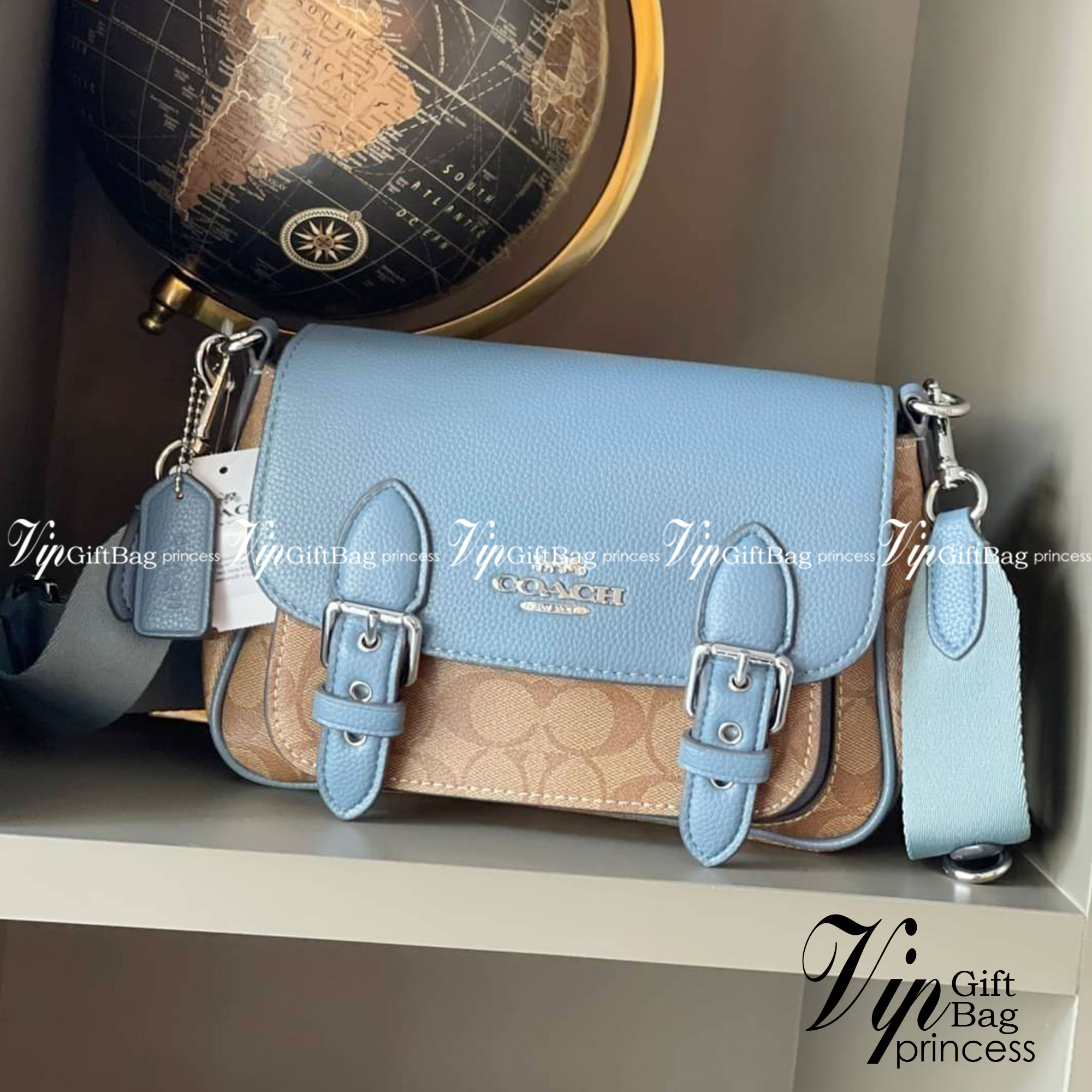 COACH Lucy Crossbody กระเป๋าใบนี้ขนาดกะทัดรัดกำลังดี เพียงพอสำหรับใส่ของจำเป็นที่ต้องการพกติดตัว ที่สำคัญใช้งานง่ายสามารถหยิบของได้สะดวกรวดเร็ว วัสดุผ้าใบเคลือบซิกเนเจอร์และหนังกรวดละเอียด ด้านในมีซิปและกระเป๋าอเนกประสงค์ ปิดสแน็ปอิน กระเป๋าแบบเปิดด้านนอก