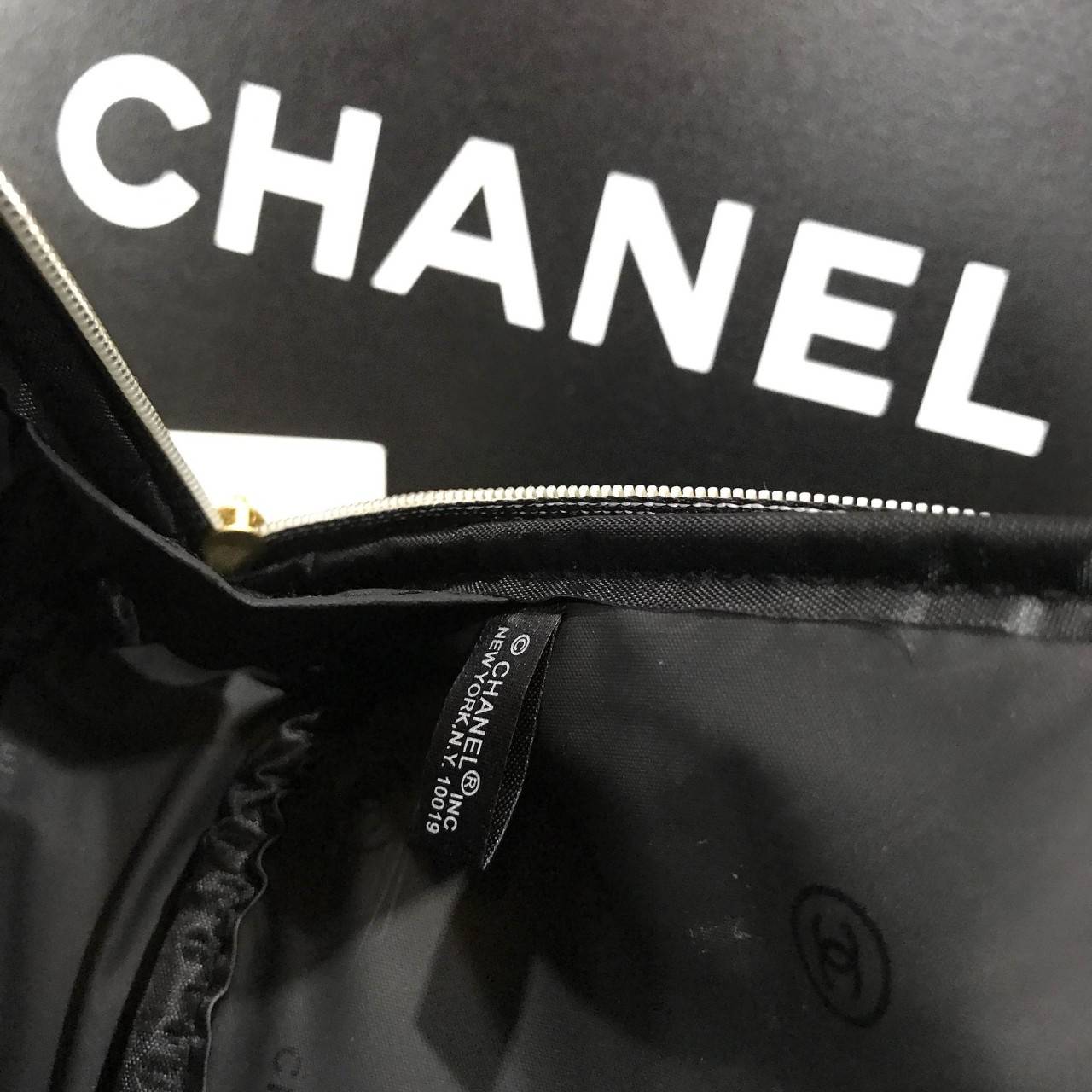 Chanel Precision Velour Crossbody Bag กระเป๋าสีดำแบรนด์ Chanelทำจากขนเฟอร์สีดำ น้ำหนักเบา ปากกระเป๋ามีซิปรูดปิด สายโซ่ ถอดออกได้ค่ะ จะสะพายไหล่ สะพายข้างหรือถือเป็น cluth ก็สวยหรูดูแพง มากับราคาสุดคุ้ม