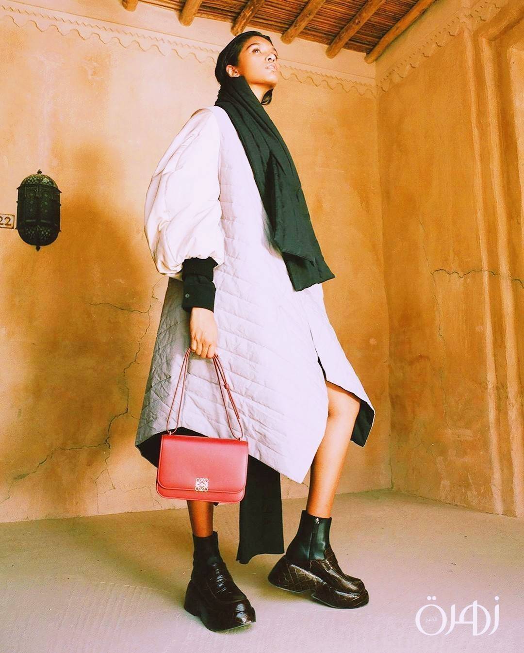 LOEWE CROSSBODYBAG VIP GIFT WITH PURCHASE (GWP) กระเป๋าสะพายพรีเมี่ยมกิ๊ฟ Limited Edition จากน้ำหอม LOEWE DUTY FREE วัสดุหนังแท้ Calf Leather หนังเรียบสวยอยู่ทรงดีไซน์สุดคลาสสิค เปิดปิดด้วยฝาปิดโลโก้แบรนด์อะไหล่ทองหรู ภายในมีช่องแบ่งหลายช่องแยกเป็นสัดส่วน