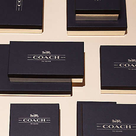 Coach Star Glitter Corner Zip Wristlet / FACTORY HK กระเป๋าคล้องมือทรงคลัช ตัวกระเป๋าตกแต่งกริ๊ตเตอร์ ด้านหน้าติดอะไหล่แบรนด์ สวยหรู เปิดปิดด้วยซิป ด้านในบุผ้ากำหยี่สามารถใส่โทรศัพท์มือถือได้ทุกรุ่น มาพร้อมสายคล้องมือ 1เส้น MUST HAVE!!