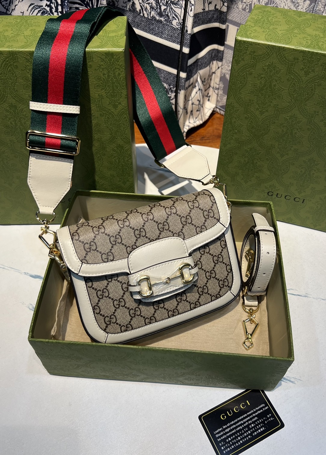 หนังแท้ GUCCI Horsebit 1955 mini bag GG Supreme canvas ที่สุดของรุ่นที่ฮอตหนักมาก คอลเลคชั่นที่ยอดขายดีตั้งแต่วันแรกที่ลง shop ด้วยรูปทรงที่กะทัดรัด ตอบโจทย์ได้ทุกลุค ทุกไลฟ์สไตล์ ใช้งานได้ง่ายคล่องตัว เรียกได้ว่าใครไม่มีได้ยังไง สวยขนาดนี้!!