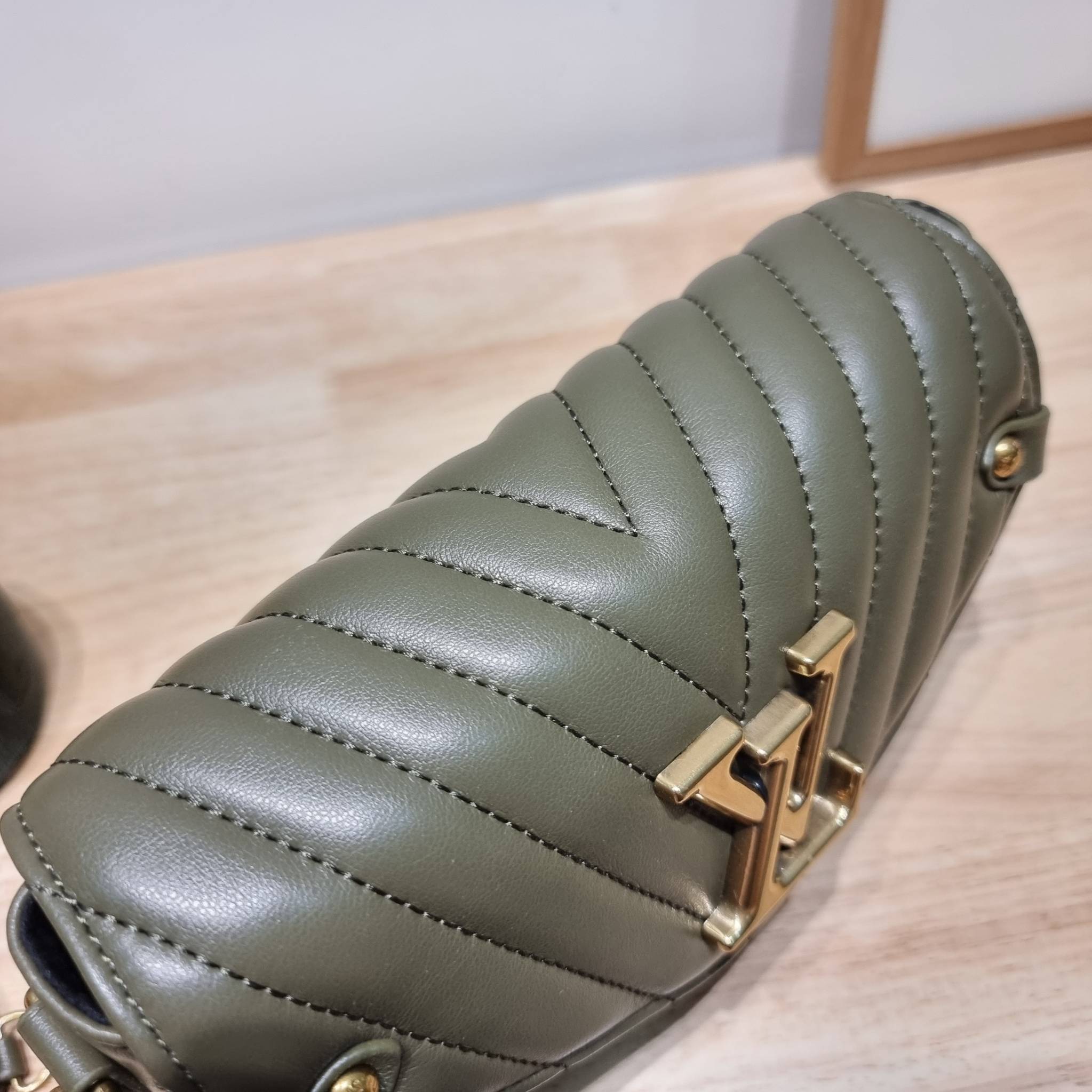 LV new wave pochette multi bag กระเป๋าสะพายมัลติฟังก์ชั่น มาพร้อม box set รับรองว่าดีงาม ลูกเล่นคลาสสิคผสานความวินเทจ มีสายสะพายให้ 2 เส้น และกระเป๋าใบลูก เล็กน่ารัก