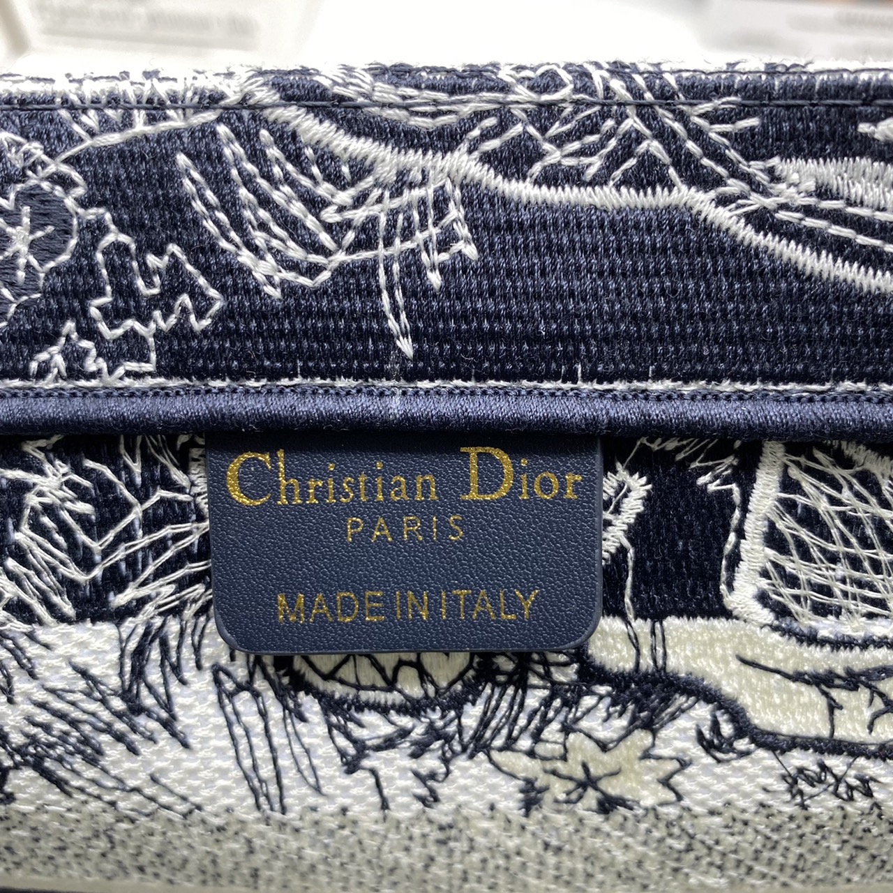 CHRISTIAN MEDIUM DIOR BOOK TOTE เอกลักษณ์ของความหรู เป็นทางช็อปปิ้งBag ที่ต้องมี ภายในโล่งกว้างมาก ใส่ของแบบแน่นๆ จุๆไปได้เลย น้ำหนักเบาสบาย งานออริปักขึ้นรูปสวยมาก มี code stamp พร้อมส่งที่ไทย ภาพสินค้าถ่ายจากงานขายจริง ใช้งานต่างประเทศได้ค่ะ