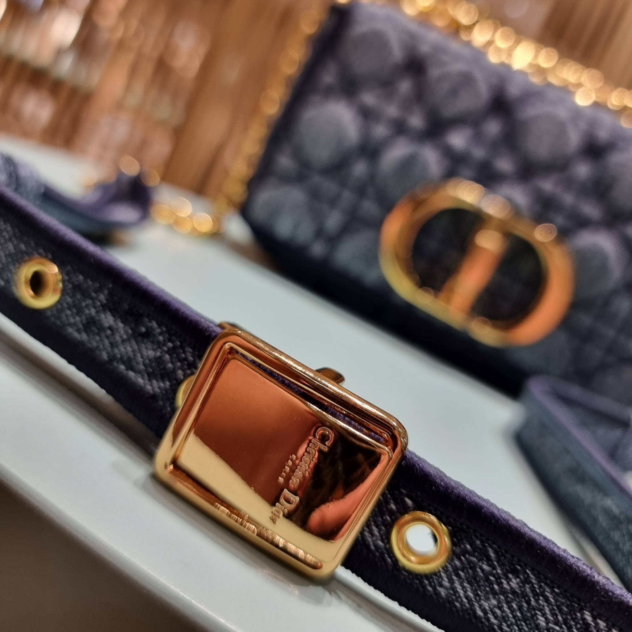 VIP CD SMALL CARO SHOULDER BAG / DIOR CARO / Dior Cruise 2021 Bag กระเป๋าสะพายข้างทรงสวย ดีไซน์ย้อนยุค ที่รอบนี้โดดเด่นเป็นเอกลักษณ์มากๆ ดีไซน์สีเดนิมคลาสสิค เปิด-ปิดด้วยอะไหล่บิดล็อค หรูหรา ใช้งานง่าย วัสดุผ้าเดนิมทนทาน ภายในเป็นช่องโล่ง มีช่องย่อย ด้านห