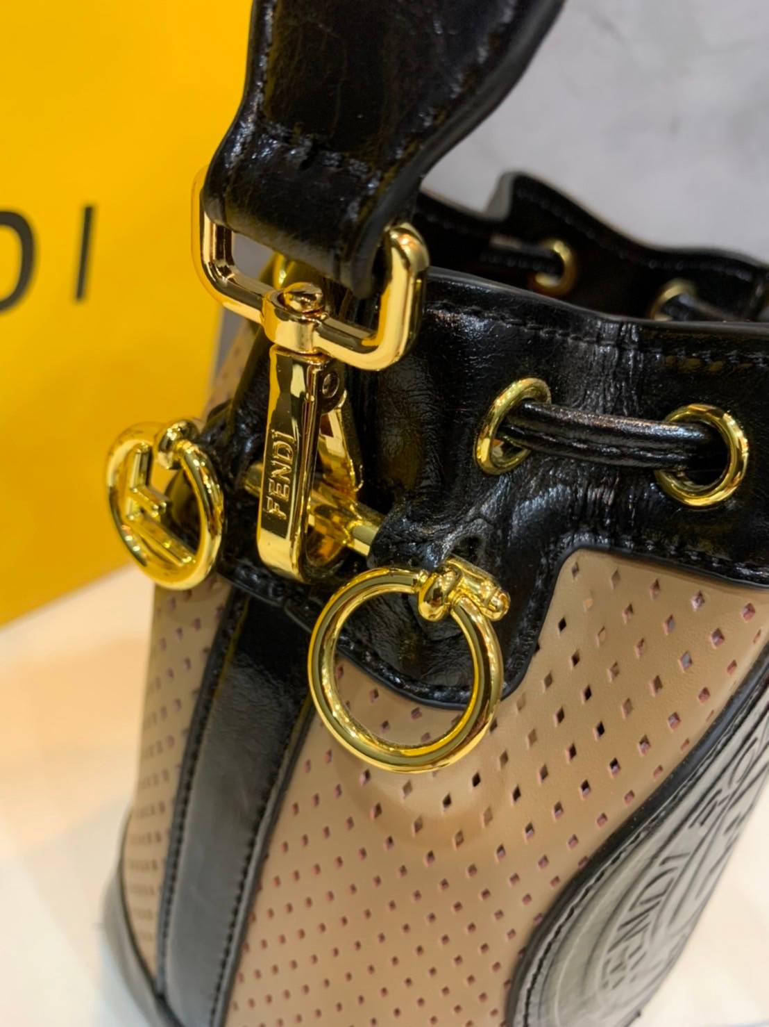 FENDI Mon Tresor mini bucket bag กระเป๋าถือทรงขนมจีบสุดคิ้วท์ หรือสะพายไหล่ วัสดุหนังแท้อย่างดี รุ่นใหม่ล่าสุด สวยหรู ดูแพง คุณนายสุดไปเลยค่า ถือแล้วสวยมากๆ จุของได้กำลังดี ทรงนี้ต้องมีติดตู้ไว้สักใบนะคะ!