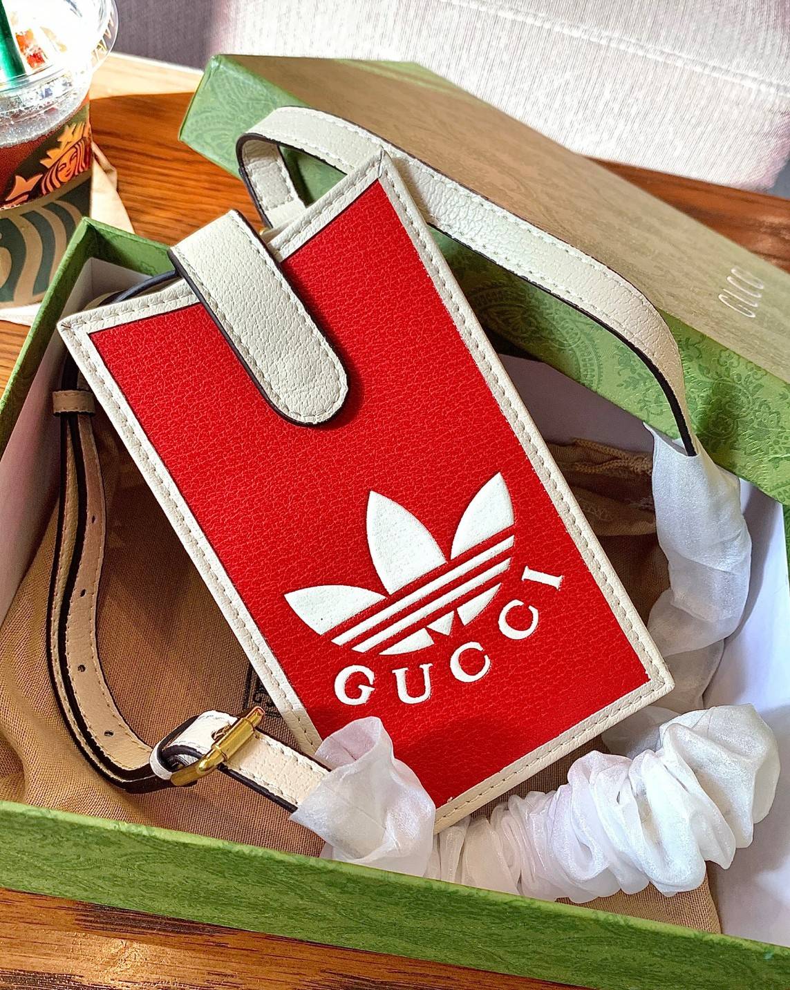 VIP 🥂 LIMITED EDITION Gucci x adidas Phone Case ไม่มีได้ยังไง สวยขนาดนี้ ที่หนุ่มๆสาวๆต้องมีติดตัวค่ะ 💙กระเป๋าใส่มือถือ หนังแท้ 🔺สีน้ำตาลอมเหลือง สัสดุJacquard ทอลายGG ค่ะ ด้านหน้าทั้ง3สี มีโลโก้แบรนด์แบบนูนอันเป็นสัญลักษณ์ของคอลเล