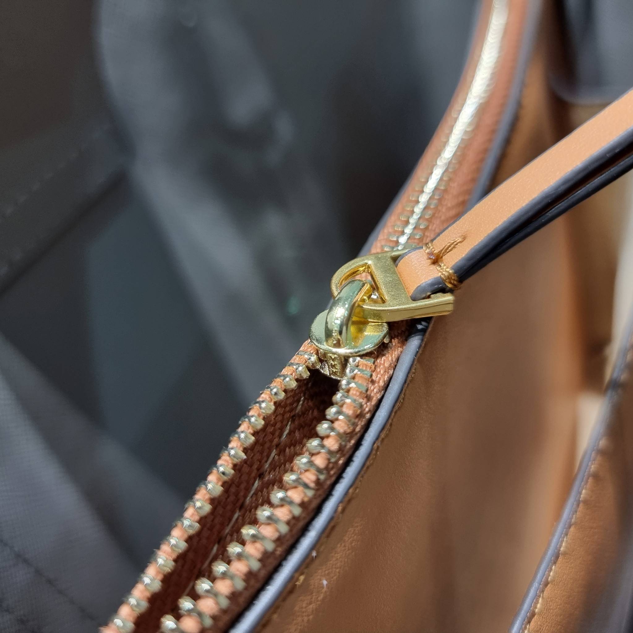 TORY BURCH PERRY SMALL TRIPLE COMPARTMENT TOTE BAG กระเป๋าโท้ทขนาดเล็ก รุ่นขายดี ทรงสวย ดีไซน์ออกมาให้ใช้งานได้ทุกลุค ทุกโอกาส