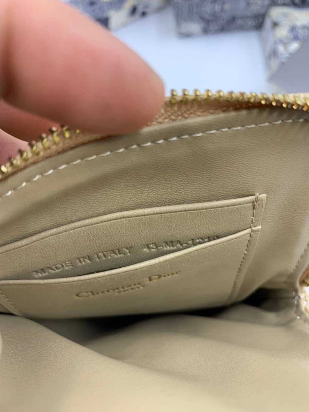 VIP 】CHRISTIAN DIOR PHONE BAG 2 in 1 DOUBLE BAG กระเป๋าเซ็ท 2 ใบ มีสายสะพายข้าง ถอดออกใช้งานได้ ถือว่าคุ้มมากๆเลยค่ะ สามารถใช้งานแยกกันได้ ใส่สายสะพายหรือ ถือได้ วัสดุหนังแท้ สวยงามนุ่มฟู น่ารักมากๆ เลยน้าาา