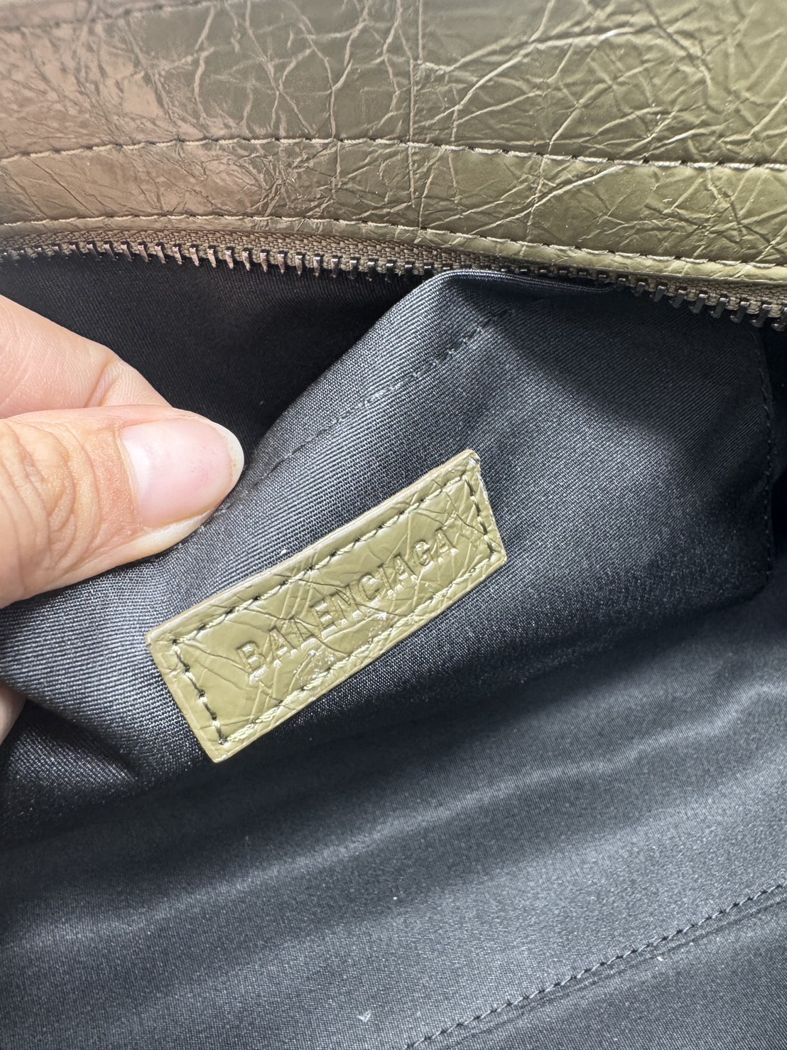 ORI หนังแท้ | Balenciaga Le City Bag East-west Bag 32cm กระเป๋าถือ/สะพายข้างทรงยาวดีไซน์โดดเด่นสวยเท่ล้ำสมัย ที่สุดแห่งความไอคอนิกไม่เหมือนใคร มีกิมมิคและลูกเล่นแพรวพราว