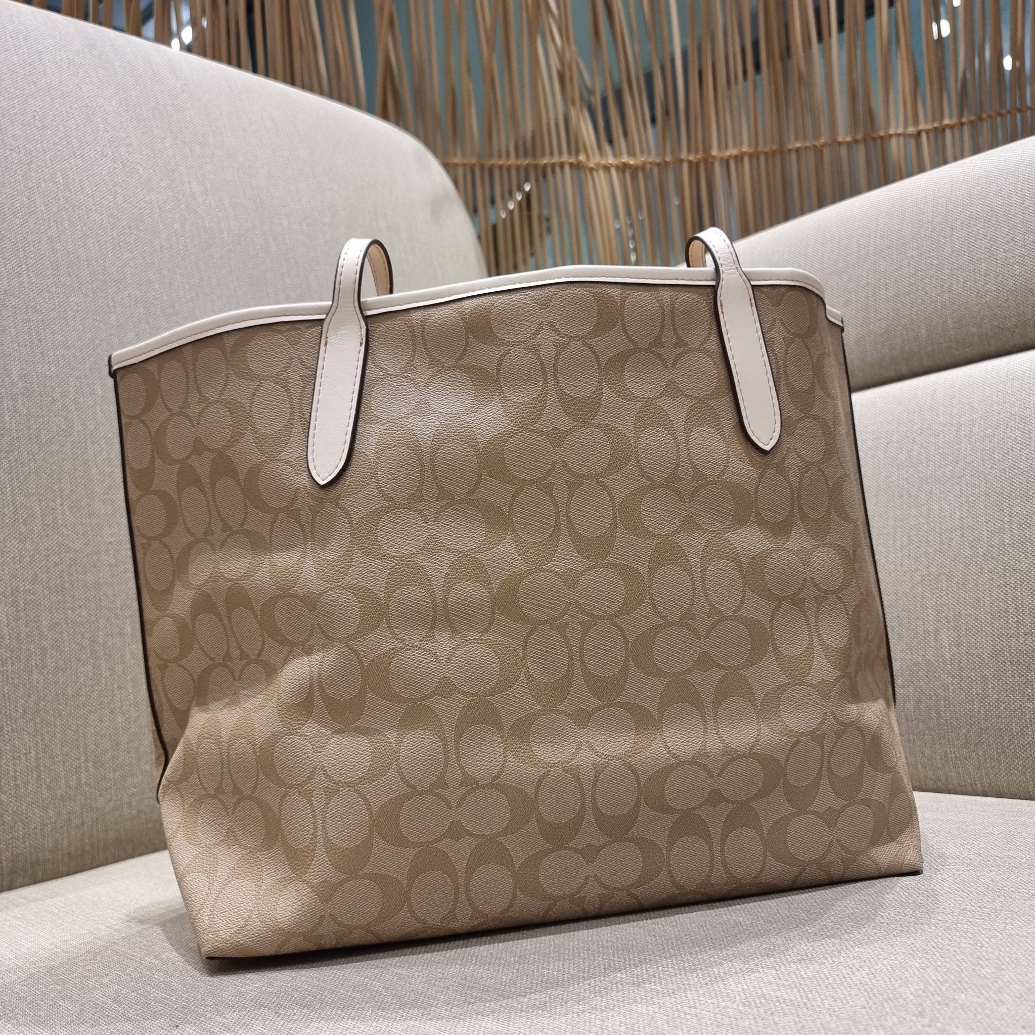 COACH CA607 CITY TOTE IN SIGNATURE CANVAS WITH HORSE AND CARRIAGE PATCHWORK GRAPHIC กระเป๋าทรงโท้ทใบใหญ่ คอลเลคชั่นใหม่ สวยโดดเด่นมากๆ น่ารักน่าใช้ไปอีกด้วยลวดลายซิกเนเจอร์โดดเด่น ใบนี้ใส่ของได้ของครบครัน จุได้แบบไม่ต้องกลัวเต็ม!! วัสดุหนังแคนวาสคุณภาพดี 