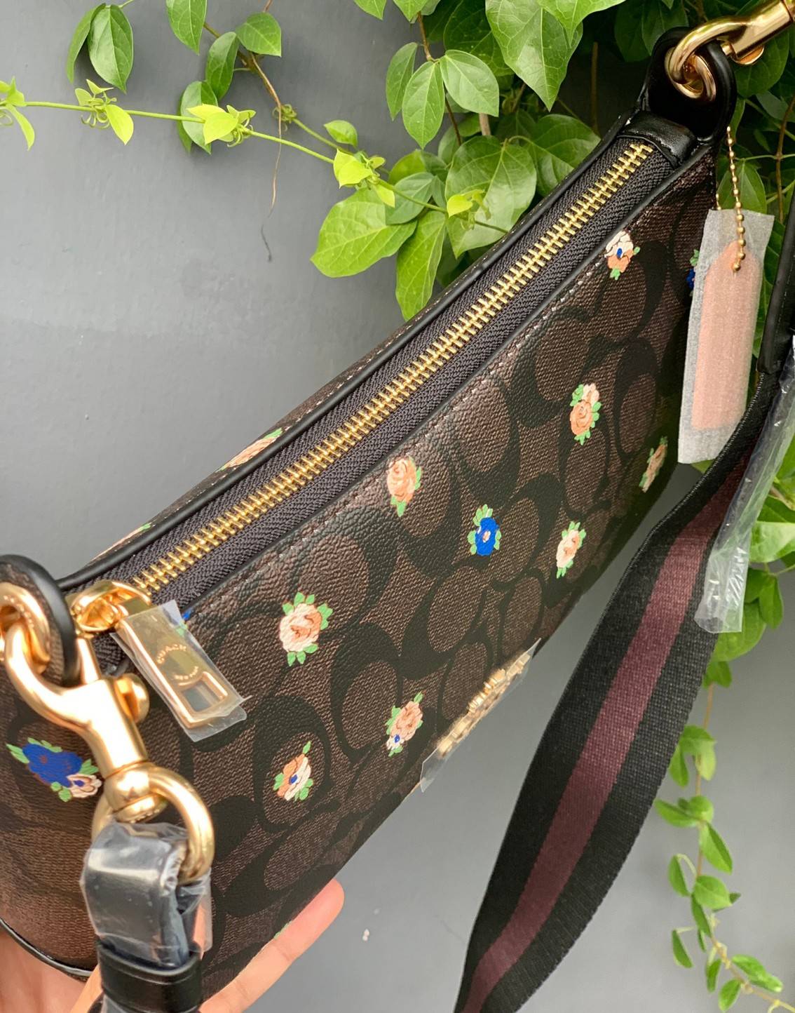 NEW ARRIVAL! นาทีนี้ต้องมีแล้วค่ะ ต้อนรับหน้าหนาวกันน! COACH JES BAGUETTE IN SIGNATURE CANVAS WITH COACH RADIAL RAINBOW ((C6817)) พร้อมส่งที่ไทย สิคค้าเข้าใหม่ค่ะ! กระเป๋าสะพายครอสบอดี้ร์ หนังแท้ น้ำหนักเบา เปิดปิดกระเป๋าแบบซิป ภายในสามารถใส่กระเป๋าเงินใบ