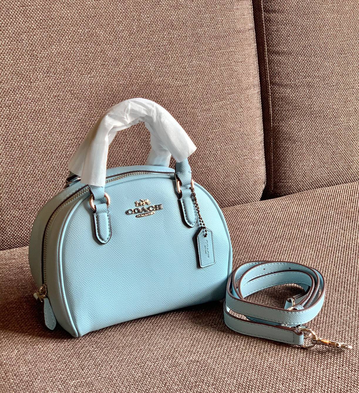 COACH SYDNEY SATCHEL BAG CA202 CA591 CB596 ใหม่ล่าสุด กับคอลที่สาวๆต้องหลงรัก กระเป๋าสะพายทรง satchel ที่มีรูปทรงดึงดูดสายตา สวยแรกเห็น วัสดุหนัง crossgrain พร้อมหูจับในตัว เปิด-ปิดด้วยซิป ภายในโล่งกว้าง ขนาดกำลังดี มีสายครอสให้ ปรับได้ตามชอบ ใบจริงลูกคุณ