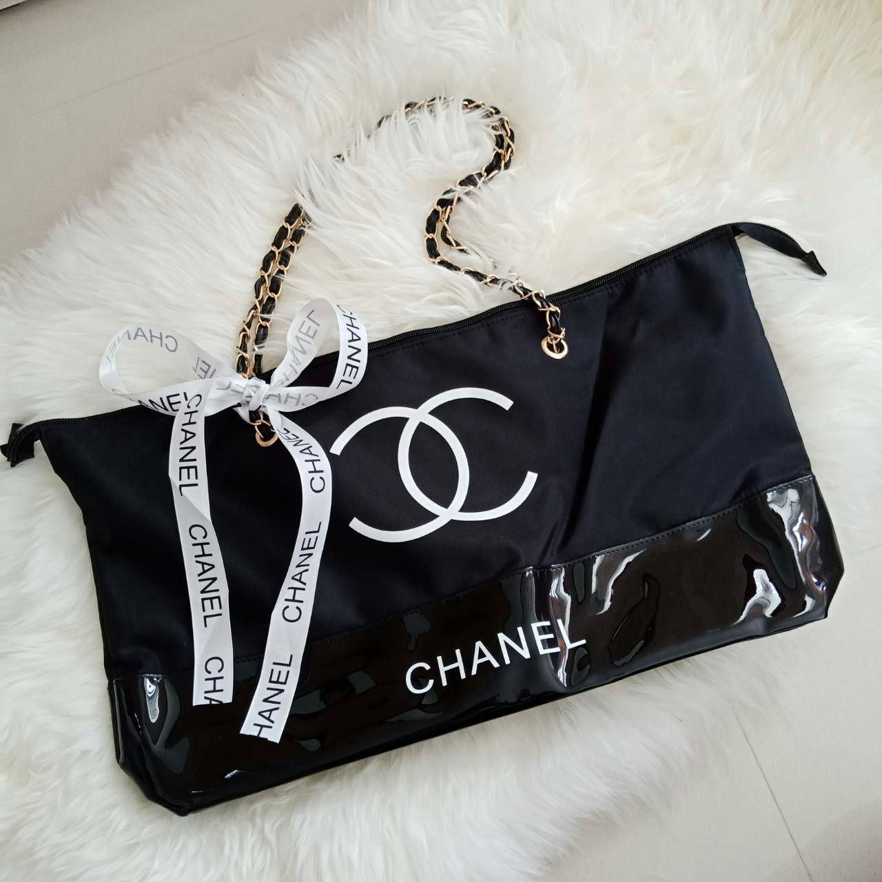 New Gorgeous☆☆ กระเป๋าใบใหญ่ทรง Tote จากแบรนด์ Chanel Tote Chain With Ribbin สุดหรู ของแท้ 100% ทำจากผ้าหนา Polyester ฐานล่างกระเป๋าทำจากหนังแก้วผิวมันเงา **สวยหรู สกรีนโลโก้ชาแนลหน้าหลัง หัวซิปปั้มโลโก้ ด้านในเป็นช่องกว้าง และมีอีกหนึ่งช่อง