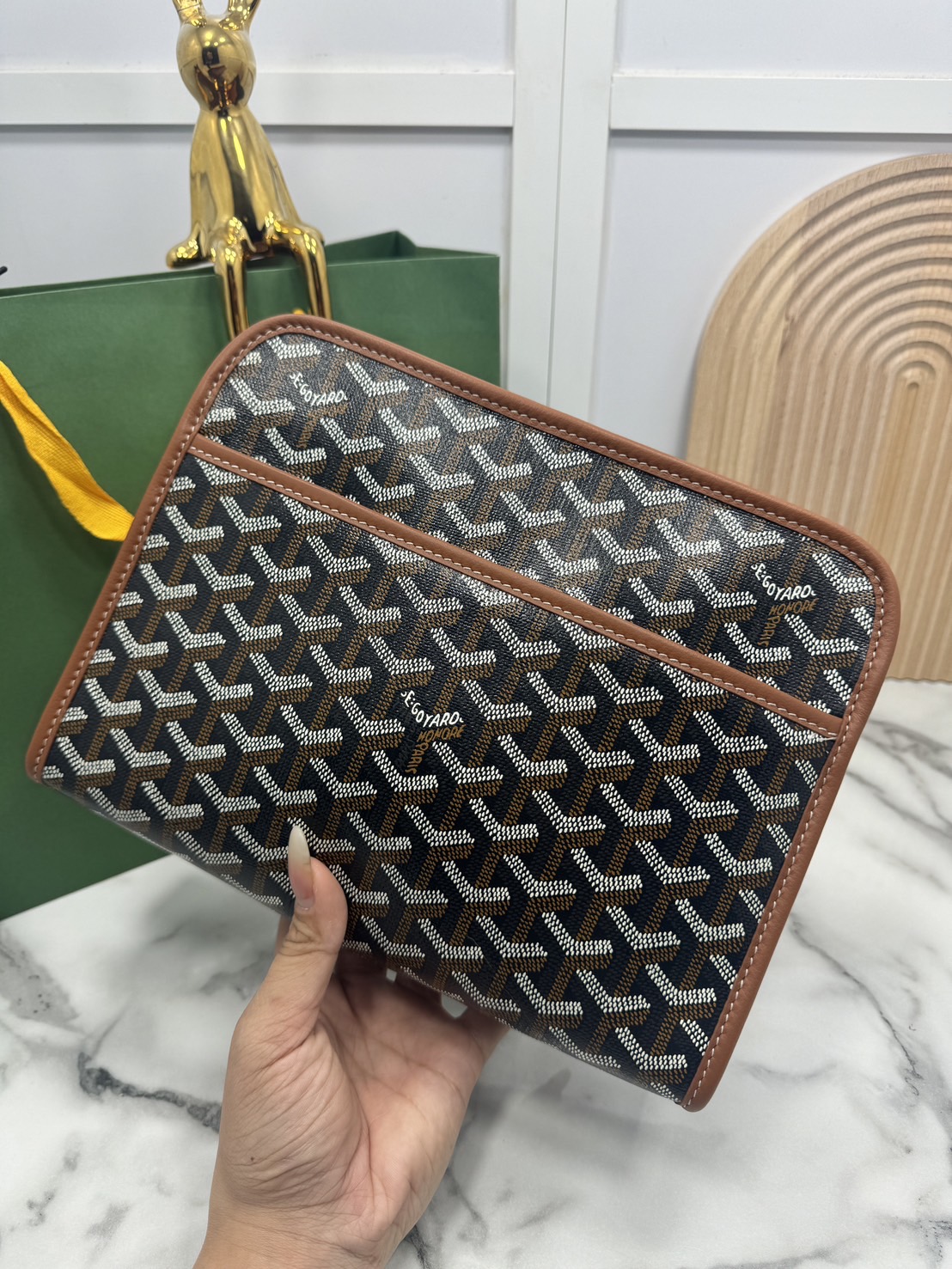 ORI หนังแท้ | Goyard Jouvence MM Toiletry Bag / Goyard Clutch bag กระเป๋าทรงคลัชกะทัดรัด เหมาะสำหรับการเก็บของในแนวตั้งและป้องกันการหกหรือรั่วไหล แคนวาสทำความสะอาดง่าย
