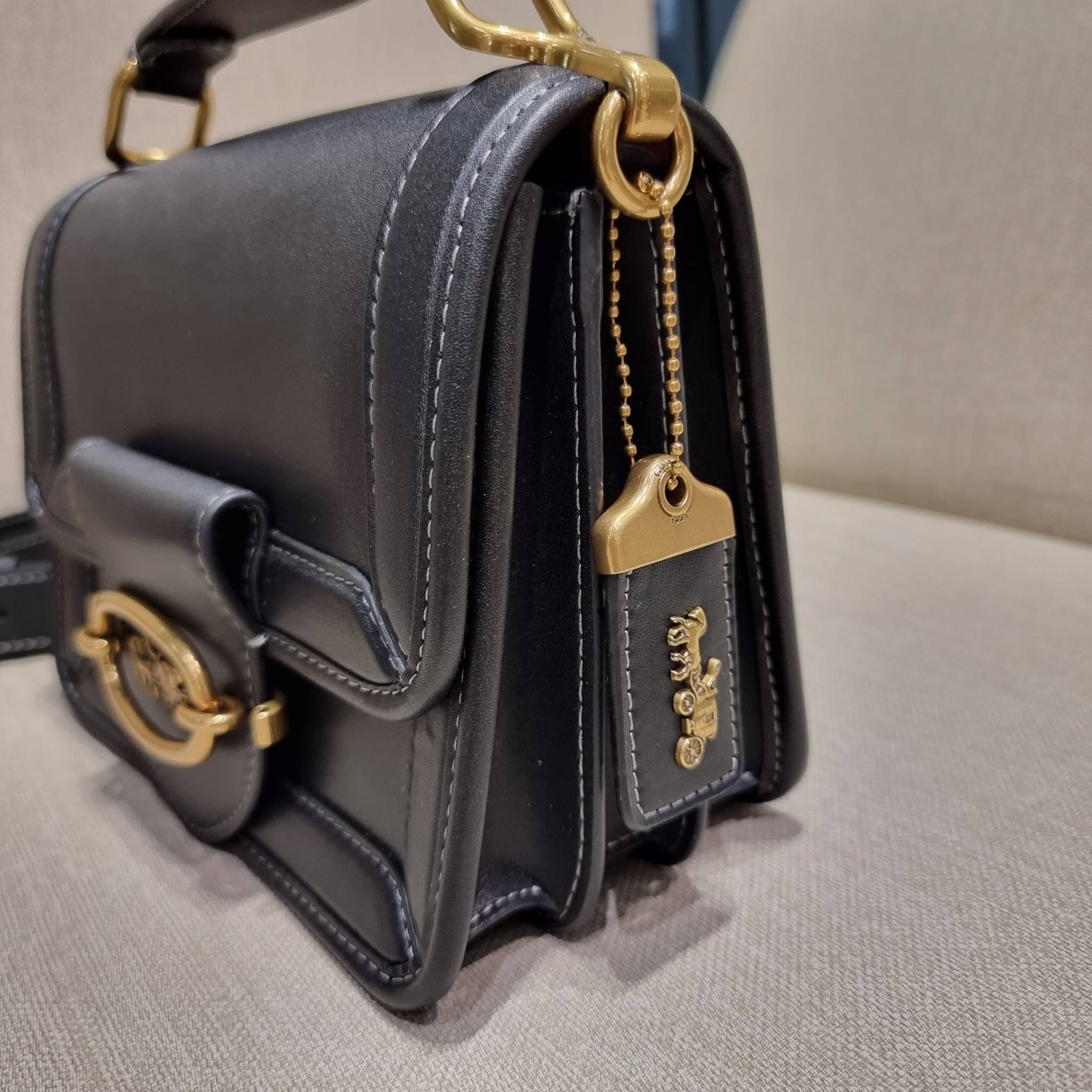 COACH C8449 HERO SHOULDER BAG / COACH C8450 HERO SHOULDER BAG IN SIGNATURE CANVAS ดีไซน์ใหม่ล่าสุด ที่มาพร้อมความหรูยกระดับ กระเป๋าถือ/สะพายข้าง ออกแบบทรงสวย คลาสสิค ขนาดกำลังพอดี ไม่ว่าจะถือ หรือสะพายสายครอส ก็ดูดีแบบไม่ต้องแต่งเติม วัสดุหนังแท้เต็มใบ ฝา