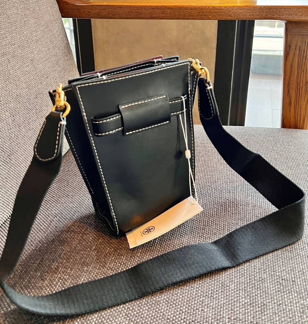 small TORY BURCH LEE RADZIWILL PEBBIED BAG ((139016)) แต่ใส่ได้จุ ขนาดพอดีลำตัว สวยมากๆค่ะ! ลุคหรูดูดีมากๆ กับกระเป๋าสะพายข้างจากTB รุ่นเล็ก