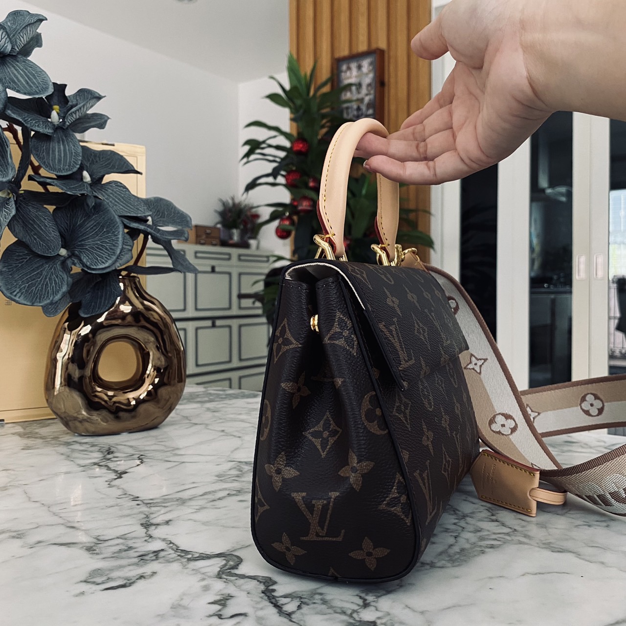 LV Cluny Mini Monogram Canvas Bag 20cm กระเป๋าถือใบเล็กแสนน่ารัก ลายโมโนแกรมแคนวาสสุดไอคอนิก พร้อมสายสะพายผ้าทรงสปอร์ต คอลขายดีตลอดกาล หูจับในตัว น้ำหนักเบา เป็นไอเท็มที่แมทช์ได้กับทุกสไตล์การแต่งตัว ราคาสุดคุ้ม