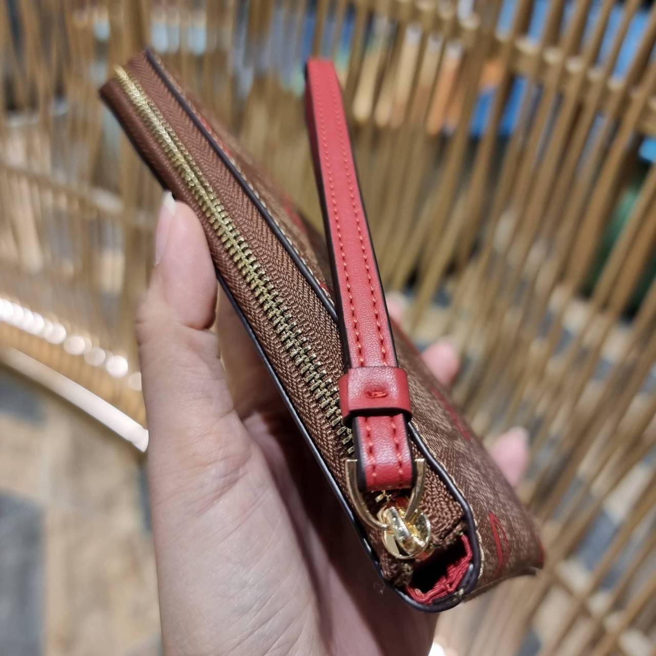 COACH 2972 CORNER ZIP WRISTLET IN SIGNATURE CANVAS WITH BUTTERFLY PRINT มาแล้วจ้า ไอเท็มสุดปัง!! ฮิตไม่เลิก!! พร้อมลวดลายสุดคิ้วท์ น่ารักน่าใช้ขึ้นไปอีก กระเป๋าคล้องมือ ขนาดเหมาะพกพา วัสดุหนังแคนวาส ภายในเป็นช่องโล่ง ใส่ธนบัตร หรือใส่บัตร ใส่เหรียญ ได้หมด