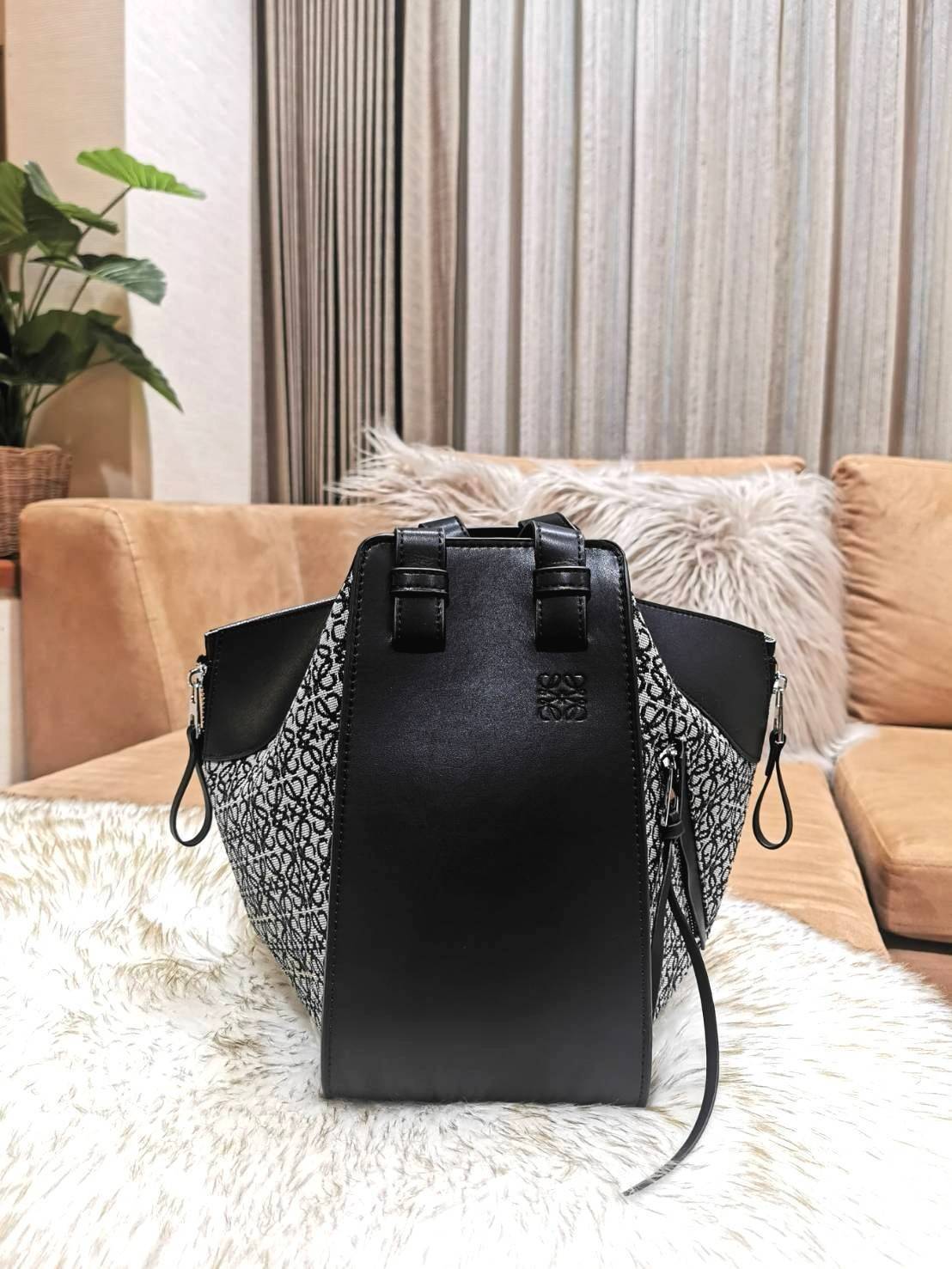 LOEWE ANAGRAM SHOULDER BAG รุ่นหายากสุดเลอค่าวัสดุ Anagram Canvas ตัดหนังแท้ Calfskin สุดคลาสสิค ขนาดกำลังดี น้ำหนักเบา ภายในโล่งกว้างและจุ ใส่กล้อง มือถือ ของใช้ได้เยอะ มาพร้อมหูสั้นหนังแท้หิ้วถนัดมือและสายหนังยาวสะพายไหล่หรือ Crossbody ก็ดูดี ตัวจริงสวย