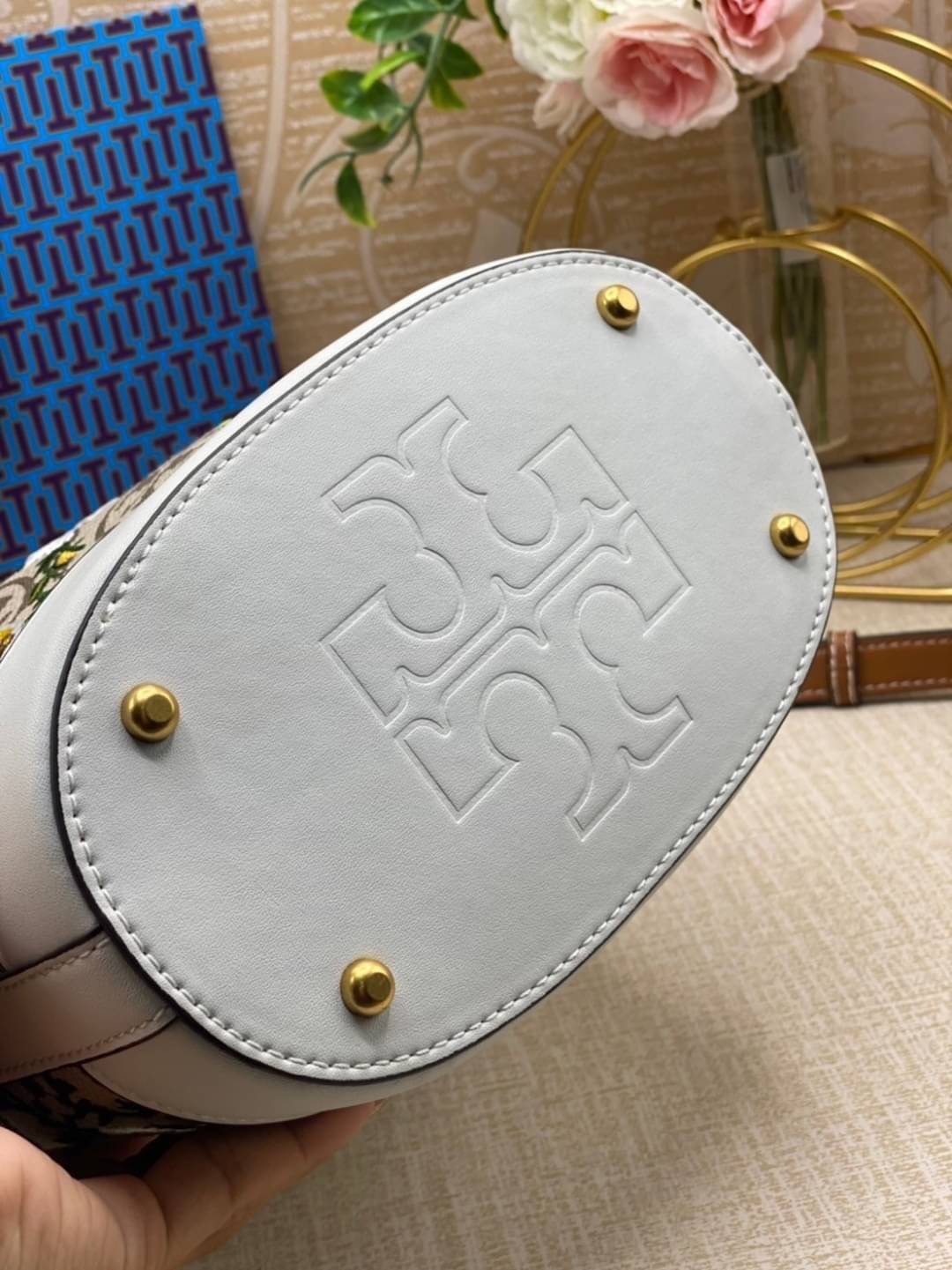 TORY BURCH T Monogram Jacquard Embroidered Bucket Bag แรร์ไอเท็มรุ่นยอดฮิต ใบใหญ่ไซส์กำลังดี!! ที่สุดของรุ่นที่ตามหา!! สวยสุดกับดีไซน์ลายปัก ที่ดูแพง!! กระเป๋าบัคเก็ตทรงสวย
