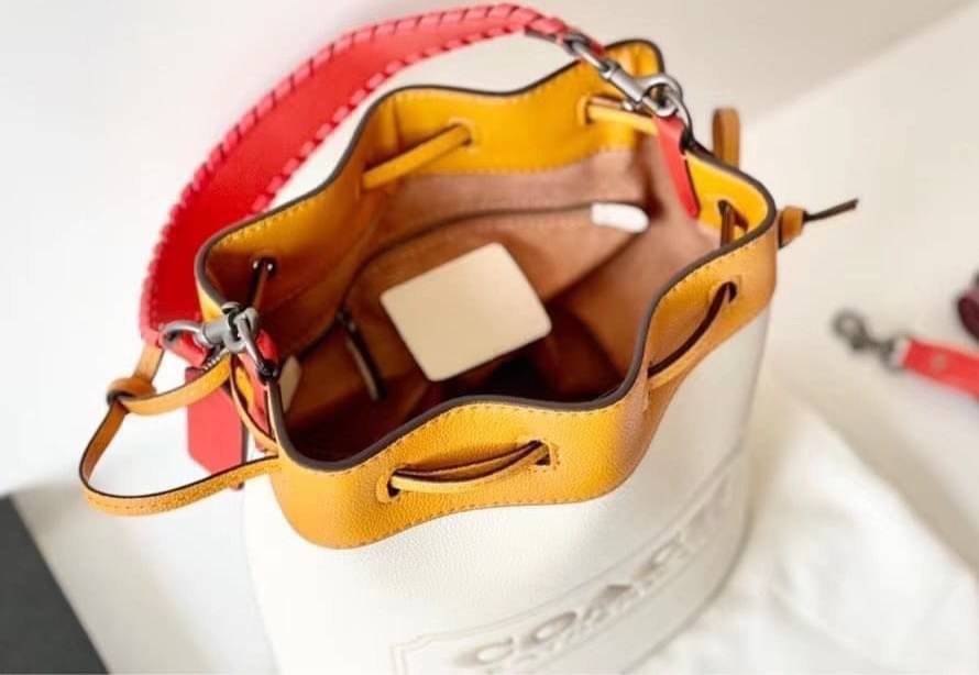 COACH Color-Block Leather Field Bucket Bag ((C3850//C3851)) พร้อมส่งที่ไทย กระเป๋าทรงขนมจีบ สุดฮิต ใช้ได้กับทุกๆวัน หนังแท้ลายหนังสวยนิ่มมือดีค่ะ ด้านหน้ามีโลโก้แบรนด์ตังใหญ่ ปากกระเป๋าแบบหูรูด ปล่อยหนังห้อยยาวลงมา ภายในกระเป๋ากว้างใส่กระเป๋าเงินใบยาวได้;