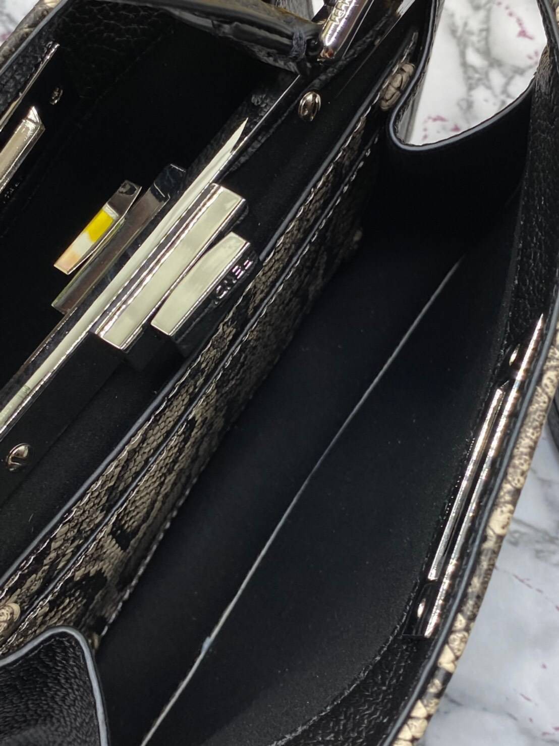 FENDI Capsule Collection Size 27cm กระเป๋าถือหรือสะพายข้างได้ หนังสวยมาก รูปแบบให้กลิ่นอายของความคลาสสิก หรูหรา มีคลาส การออกแบบที่โชว์ทั้งเอกลักษณ์ของแบรนด์และความมีสไตล์ ใช้งานง่าย จะถือหรือสะพายก็คล่องตัวทุกรูปแบบเลยค่ะ ใบจริงสวยมาก ไม่ควรพลาดด้วยประกา