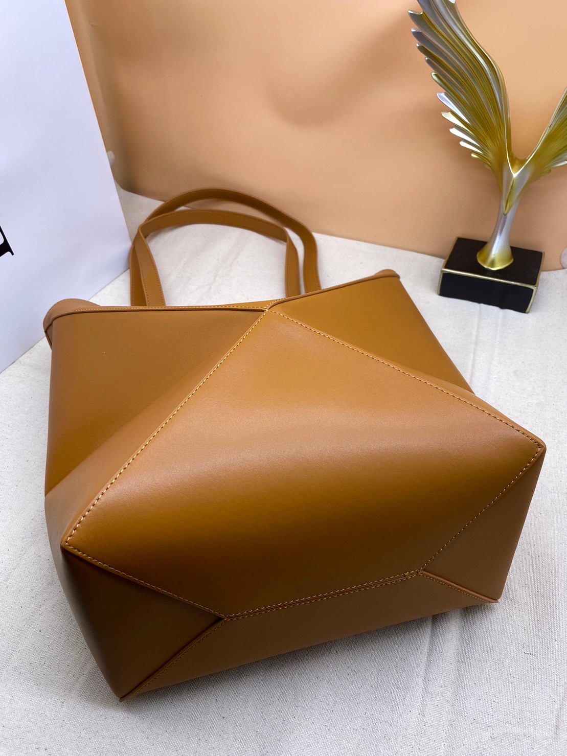 LOEWE Puzzle Fold Tote in shiny calfskin / LOEWE TOTE BAG 27cm พร้อมส่ง กระเป๋าทรงโท้ทใบใหญ่ ใช้งานง่ายเรียบหรู จุของได้เยอะ หนังเรียบสวยอยู่ทรงมาพร้อมสายสะพายยาวถอดได้ พับเก็บได้เป็นเอกลักษณ์