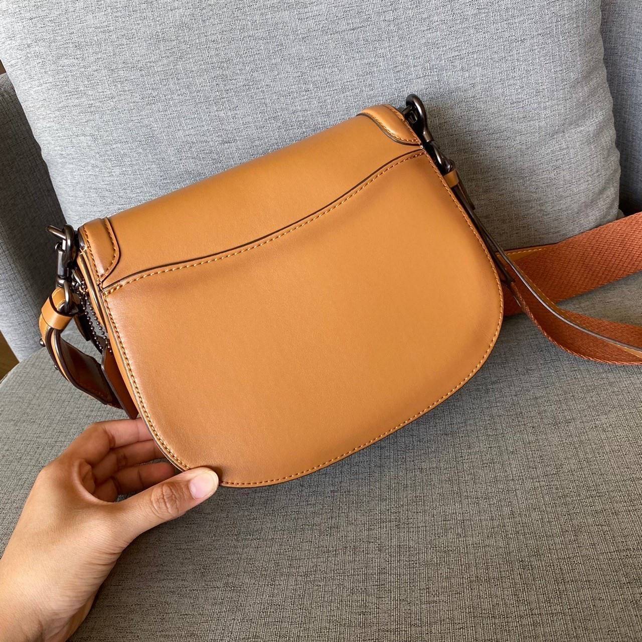 COACH C0749 BEAT SADDLE BAG(COACH C0749) 💖สวยหรู ดูดี เป็นรุ่นที่หลายคนรอค่อย จะลุคแนวsports สาวเทห์ หรือสไตล์สาวหวานเรียบร้อย ได้หมดคะ มาพร้อมสายสะพาย 2 เส้น คุ้มเกินคุ้ม วัสดุหนังแท้ชั้นดี หนังสวย อะไหล่แบรนด์ที่ดูเด่นคลาสสิคตรงด้านหน้า เปิดปิดก