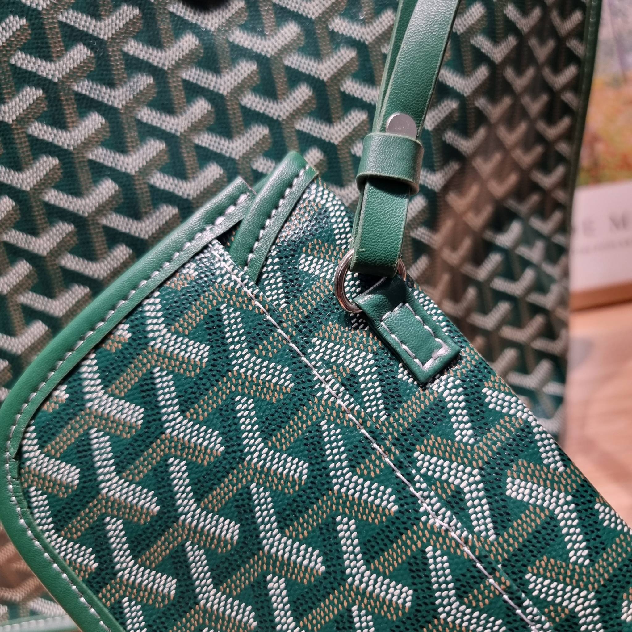 GOYARD ANJOU REVERSIBLE TOTE ฮอตไอเท็ม กับกระเป๋าสะพายทรงโท้ท ใบใหญ่จุใจ!! มาครบสีขายดี เลิศทุกสี รูปทรงคลาสสิค ดีไซน์เป็นเอกลักษณ์ ใช้งานได้หลากหลาย สามารถกลับด้านใช้ได้แบบไม่มีเบื่อ วัสดุหนังแคนวาสพิมพ์ลายสวยคม ภายในโล่งกว้างมาก
