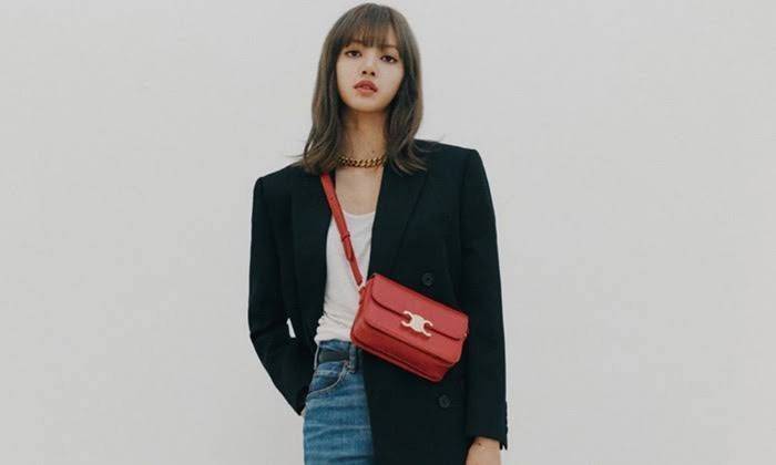 Celine MEDIUM TRIOMPHE BAG IN SHINY มีรูปทรงเป็นกล่องคล้ายกับกระเป๋า Classic Box แต่มีการออกแบบโลโก้ที่สะดุดตาแบบวินเทจ ด้วยดีไซน์ที่ดูโฉบเฉี่ยว แต่คงความคลาสสิคอย่างเต็มเปี่ยม ทำให้เป็นที่ดึงดูดความสนใจของสาวๆ สายสะพายสามารถปรับระดับได้ มีความคล่องตัวในก