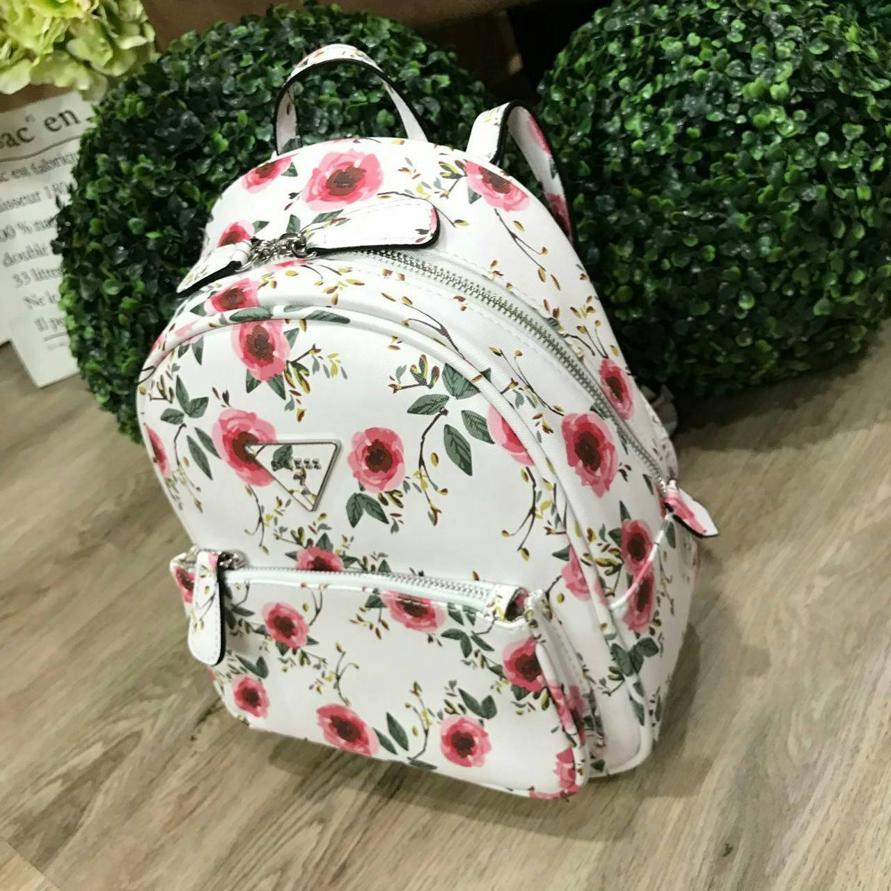 GUESS WOMAN'S FACTORY BACKPACK กระเป๋าเป้รุ่นใหม่ล่าสุดขนาดกำลังดีวัสดุหนังแกะสังเคราะห์พิมพ์ลายดอกไม้สวยน่ารัก น้ำหนักเบา มีหูหิ้วเเละสายสะพายหลังเลื่อนปรับได้ ด้านหน้ามีโลโก้และช่องซิป เปิดปิดด้วยซิปสะดวกใช้ ภายในกว้างและจุ ใส่ ipad กระเป๋าสตางค์ใบ