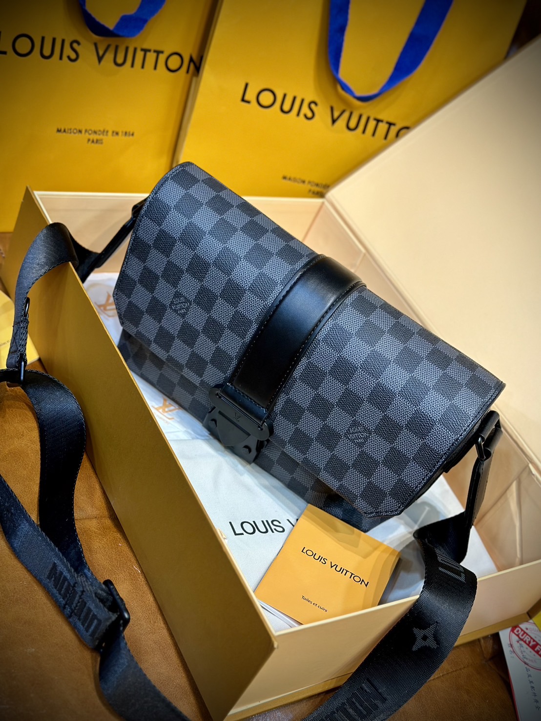 พร้อมส่ง 3 สี LV S-Cape Messenger Monogram Eclipse / LV Messenger Bag กระเป๋าทรงแมสเซ็นเจอร์ แบบคลาสสิกสวยงามเป็นเอกลักษณ์ เกรดออริ