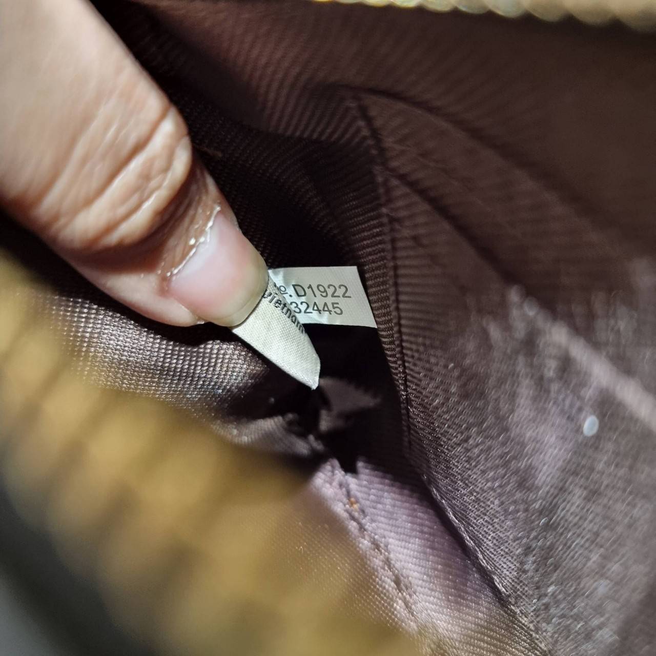 COACH 32445 SMALL WRISLET IN COLORBLOCK SIGNATURE CANVAS คอลเลคชั่นคัลเลอร์บล็อคสวยหรู ในรูปแบบกระเป๋าคล้องมือ ขนาดพกพา ไซส์กำลังสวยมากๆ พกง่ายไปเลยจ้า วัสดุหนังแคนวาส ตัดหนังแท้ ภายในโล่ง มีช่องใส่บัตร ตอบโจทย์สาวๆที่ไม่ชอบความพะรุงพะรัง พกใบนี้คือสะดวกส