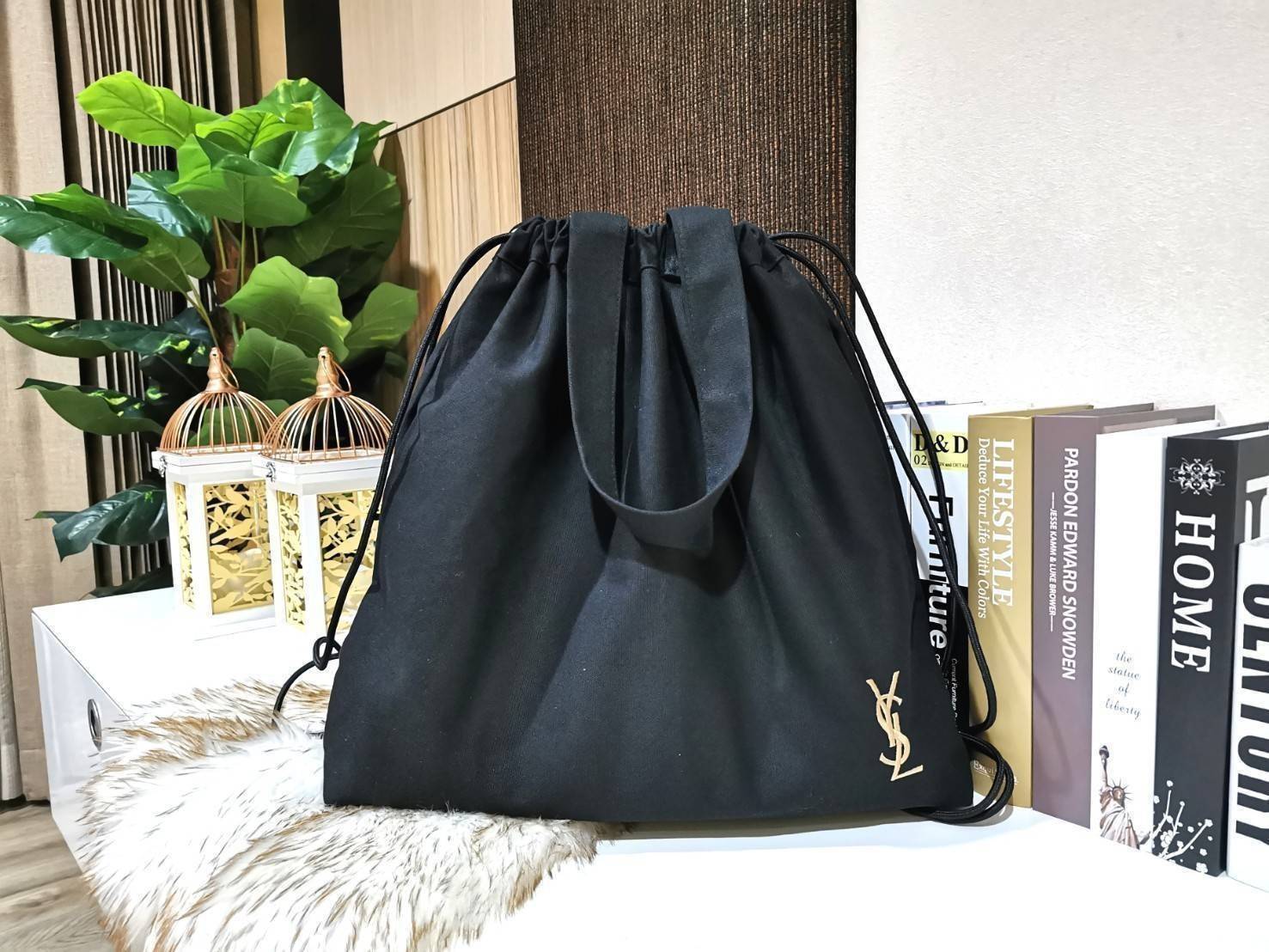 พรีเมี่ยมกิ๊ฟแท้ 100% 】Yves Saint Laurent YSL Parfum Large Bag Gift With Purchase (GWP) พรีเมี่ยมกิ๊ฟรุ่นล่าสุดจาก Yves Saint Laurent Limited Collection Parfums Counter ดีไซน์สวยเก๋ใบใหญ่จุใจใส่สัมภาระได้เยอะ สะพายได้หลายแบบไม่จำเจ ใช้เป็น Shopping Bag หร