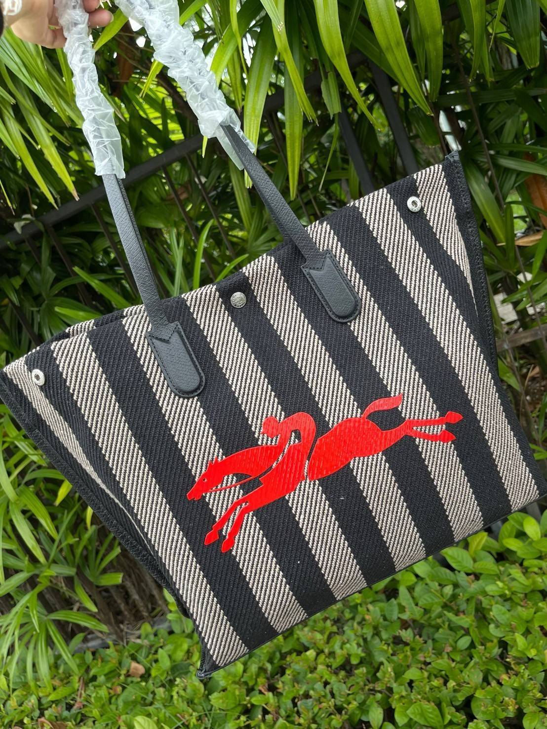 Longchamp Essential Stripes shoulder bag อีกหนึ่งคอลเลคชั่นสำหรับใครที่ต้องการกระเป๋าแบบใช้งานได้ในหลาย ๆ โอกาส การเลือกกระเป๋าขนาดเล็กย่อมไม่สะดวกและไม่ครอบคลุมต่อการใช้สอยอย่างแน่นอน Longchamp รุ่นนี้สามารถตอบโจทย์ ในการใช้งานที่หลากหลายขึ้น เพราะบางครั