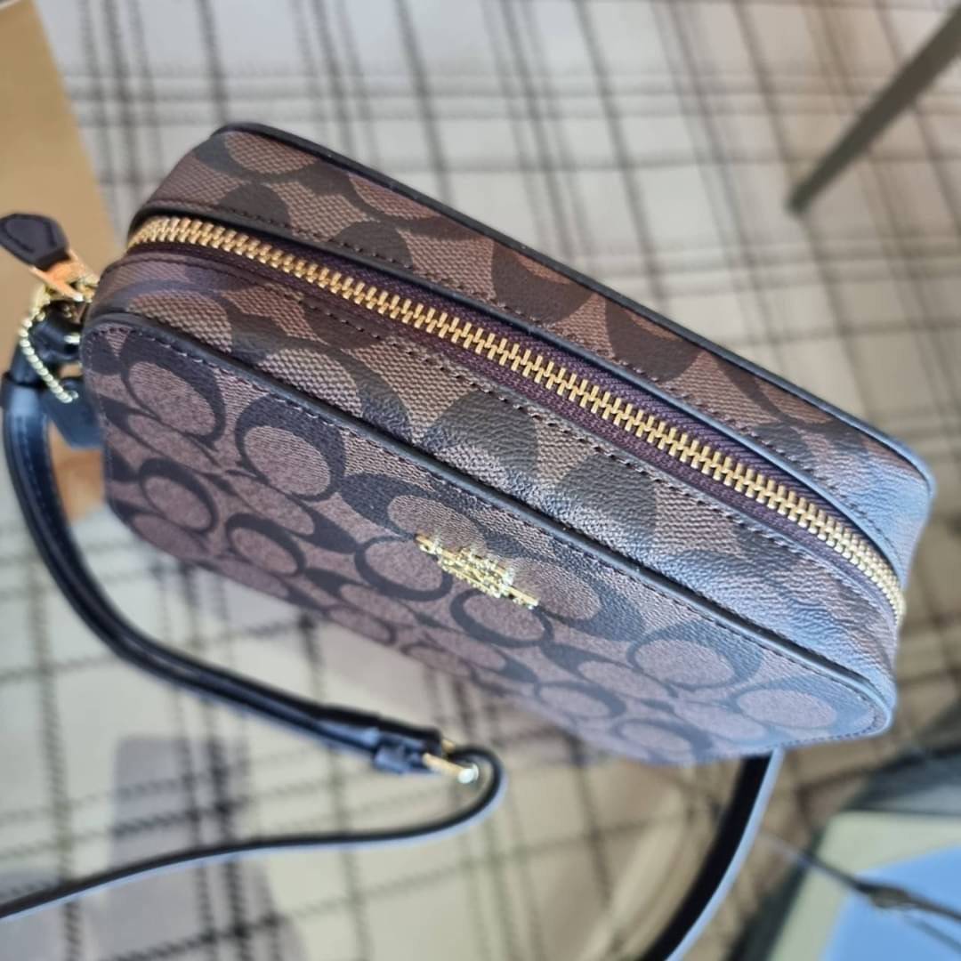 COACH 91677 MINI CAMERA BAG IN SIGNATURE CANVAS ขายดีที่สุด!! กระเป๋าสะพายข้างไซส์มินิ คลาสสิคอยู่ทรง อะไหล่ทองตัดดูหรู วัสดุหนังแคนวาสเคลือบลาย เปิด-ปิดด้วยซิป สายสะพายปรับได้ตามตัว ใบนี้แมทช์ได้ทุกลุค ใช้เป็น everyday bag ได้สบายๆเลยจ้า