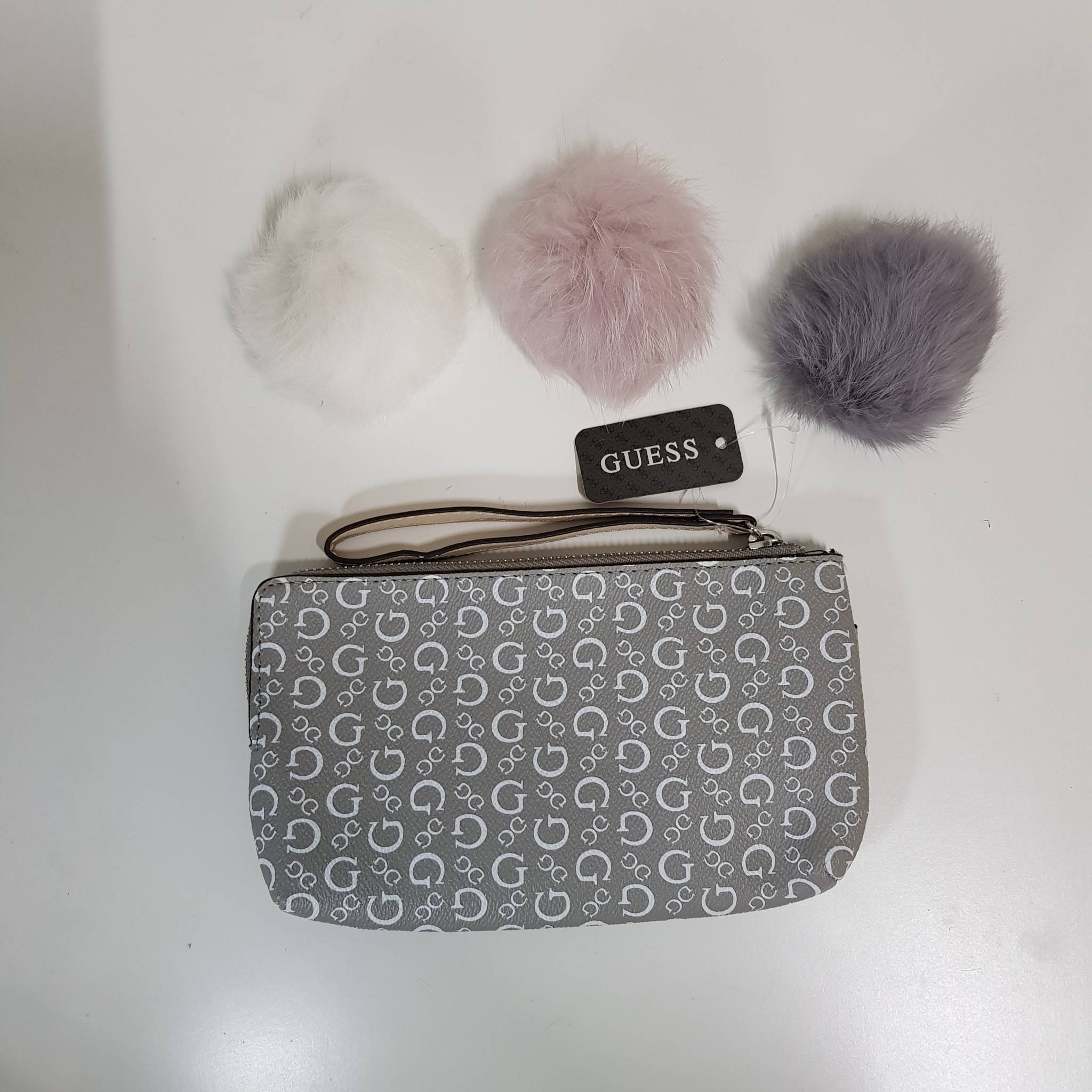 New arrival!! GUESS LEARHER CLUTCH BAG กระเป๋าคล้องมือสีสวย ด้านหน้ามีโลโก้แบรนด์สีเงินสวย ช่องด้านหน้าสามารถใส่มือถือ iphone7+ ได้สบายเลยค่ะ เปิดปิดด้วยซิปพร้อมสายคล้องมือ ด้านในมีช่องใส่บัตรได้ 3 ช่องและสามารถใส่ธนบัตรตามยาวได้ คือรุ่นนี้เรียกว่าสวยคุ้ม